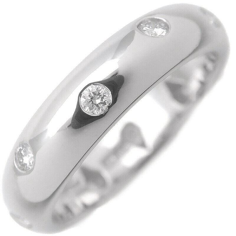 TIFFANY & Co. Anello Etoile in platino con diamante da 4 mm 5

 Metallo: Platino
 Dimensione: 5 
 Larghezza della banda: 4 mm
 Peso: 6,70 grammi 
 Diamante: 10 diamanti tondi taglio brillante, peso totale .22 carati
 Marchio di garanzia: ©T&Co.