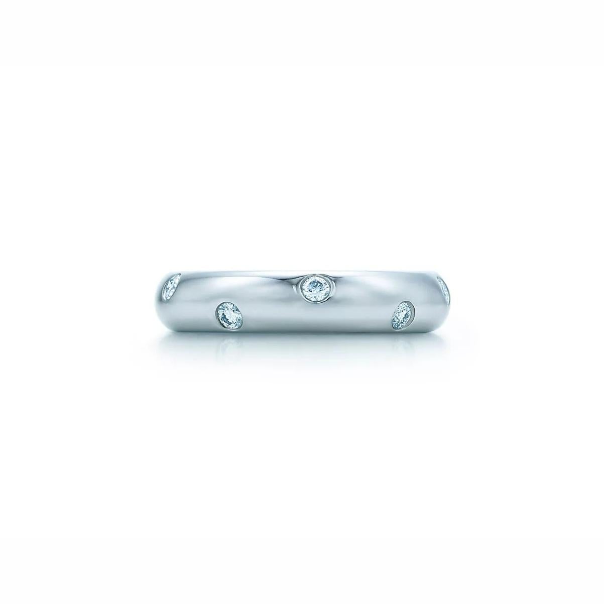 TIFFANY & Co. Anello Etoile in platino con diamante da 4 mm 6 

Metallo: Platino
Dimensione: 6 
Larghezza della banda: 4 mm
Peso: 8.70 grammi 
Diamante: 10 diamanti tondi taglio brillante, peso totale .22 carati
Marchio di garanzia: ©T&Co.