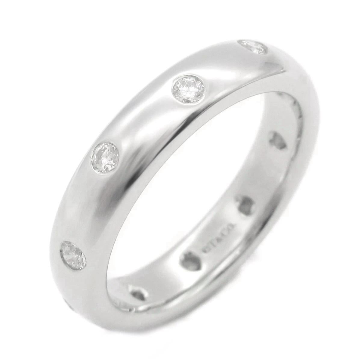 TIFFANY & Co. Anillo Etoile Platino Diamante 4mm 5.5 

Metal: Platino
Tamaño: 5.5
Ancho de banda: 4 mm
Peso: 8,80 gramos 
Diamante: 10 diamantes brillantes redondos, peso total en quilates 0,22
Sello: ©T&Co. PT950
Estado: Nuevo, nunca usado, viene