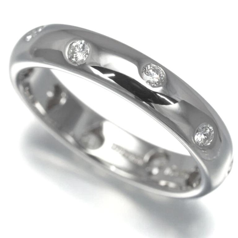 TIFFANY & Co. Etoile Platinum Diamond 4mm Band Ring 7

 Métal : Platine
 Taille : 7 
 Largeur de la bande : 4mm
 Poids : 6.60 grammes 
 Diamant : 10 diamants ronds de taille brillant, poids total de 0,22 carat.
 Poinçon : TIFFANY&Co. PT950
 Condit :