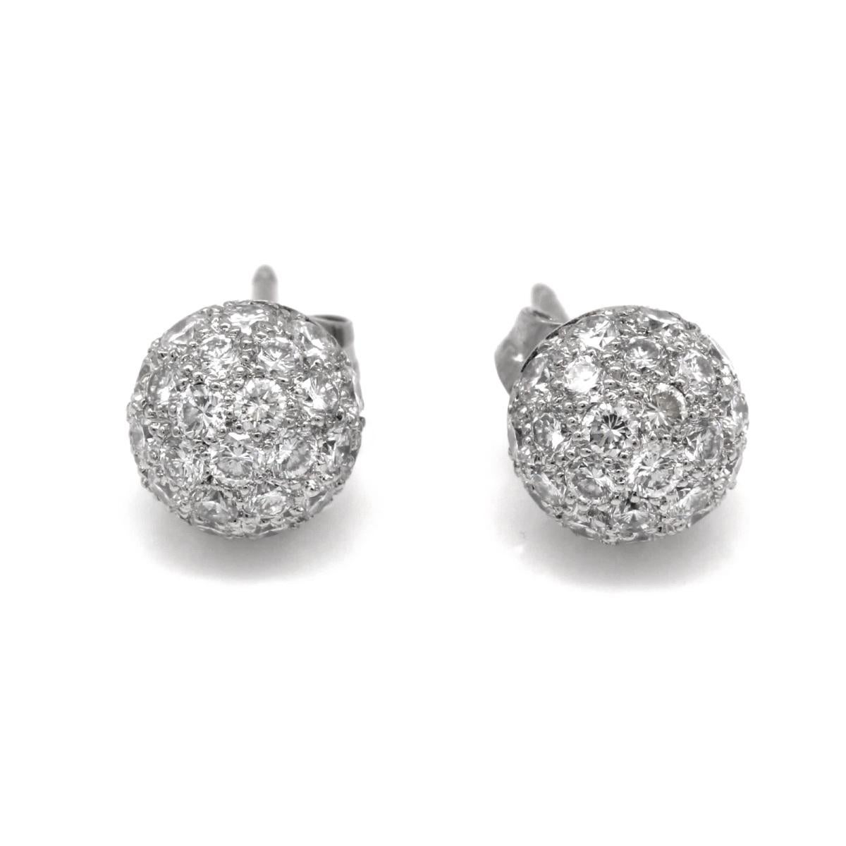 TIFFANY & Co. Orecchini a sfera con diamante in platino Etoile

Metallo: Platino
Peso: 4.60 grammi 
Misura: 8 mm di diametro 
Diamante: diamanti tondi brillanti, peso totale di 1,0 carati circa. 
Hallmark: 