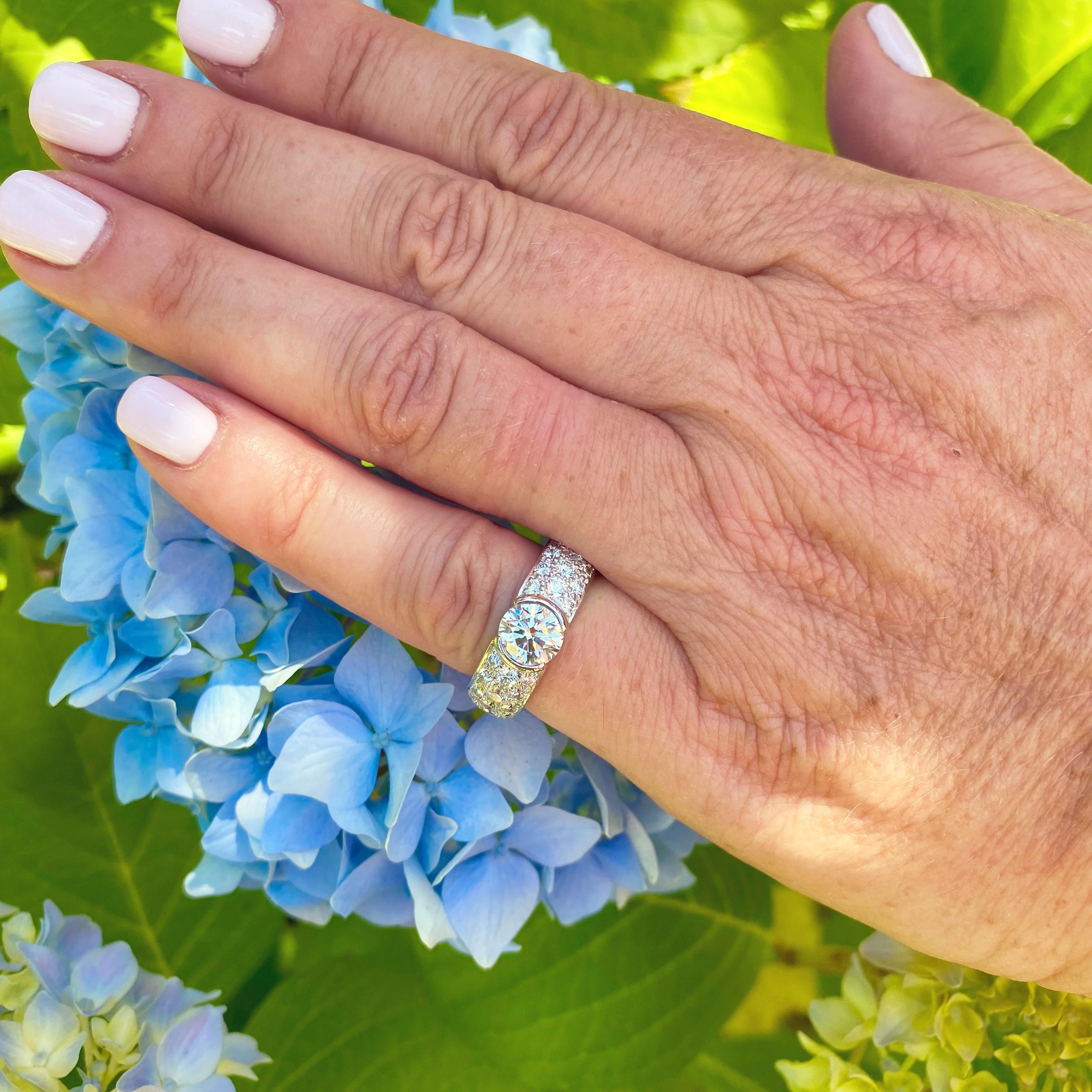 Der Diamantring Etoile von Tiffany & ist vielleicht der erste Name in der Welt des feinen Schmucks. Dieses außergewöhnliche Stück verfügt über einen runden Brillanten von 1::20 Karat in der Mitte:: umgeben von weiteren 1::40 Karat kleinerer runder