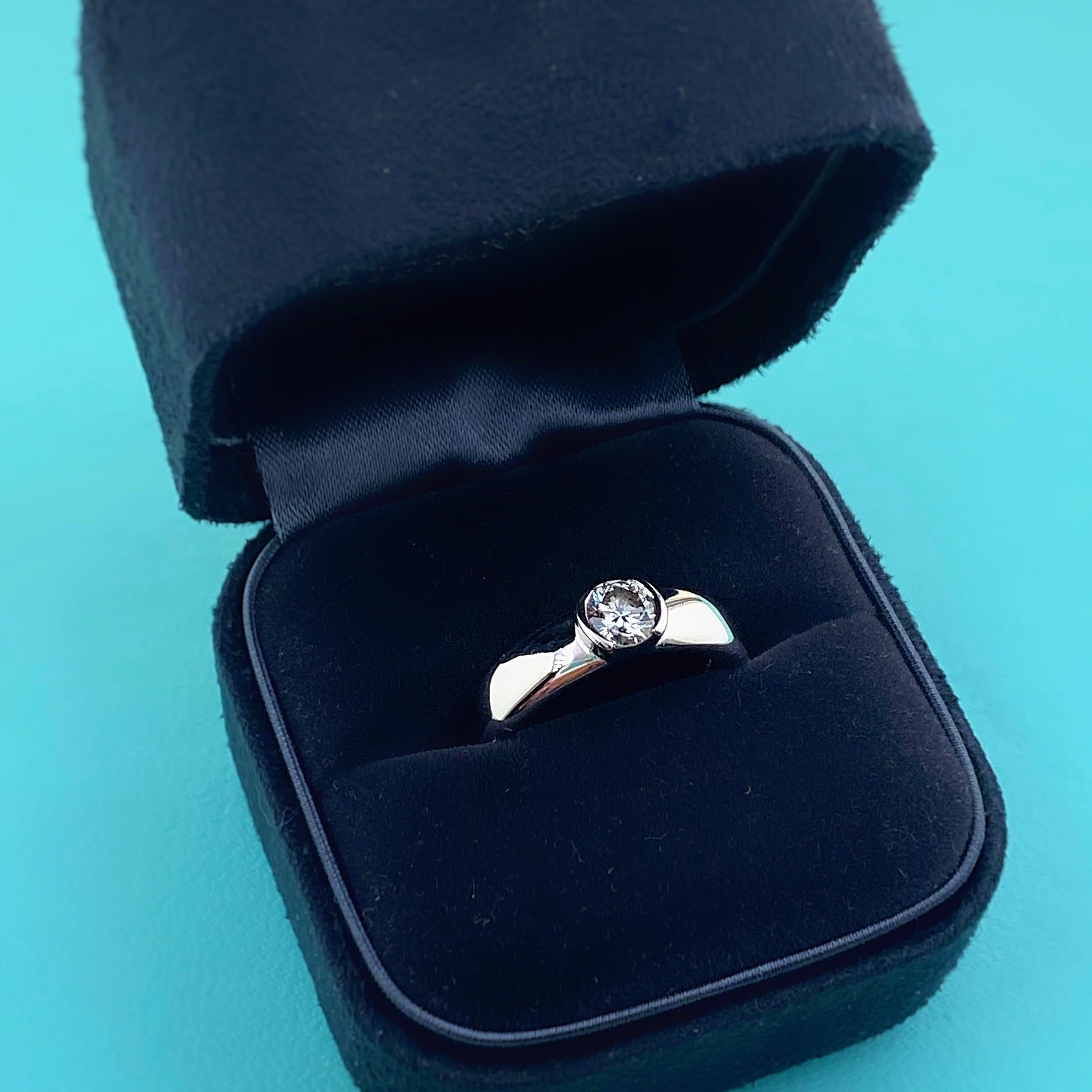 Tiffany & Co. Etoile Round Diamond 0.56 TCW H VVS2 Engagement Ring Platinum For Sale 3