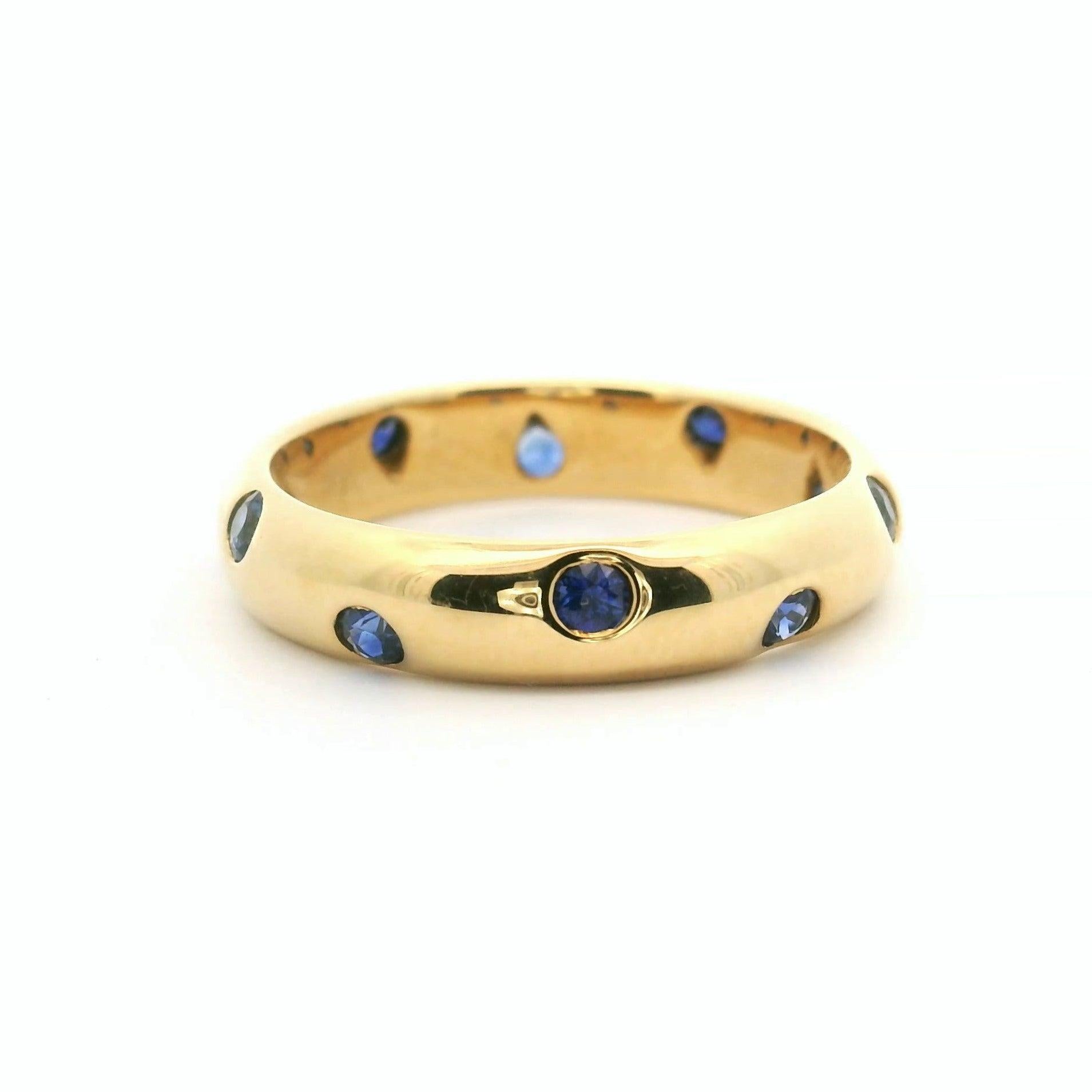 Bedingung:  Ausgezeichneter Condit, professionell gereinigt und poliert
Metall:  18k Gold (markiert und professionell getestet)
Gewicht:  4g
Edelsteine:  Blaue Saphire im Rundschliff mit bündiger Fassung
Breite:  4mm
Größe:  6
Markierungen: 