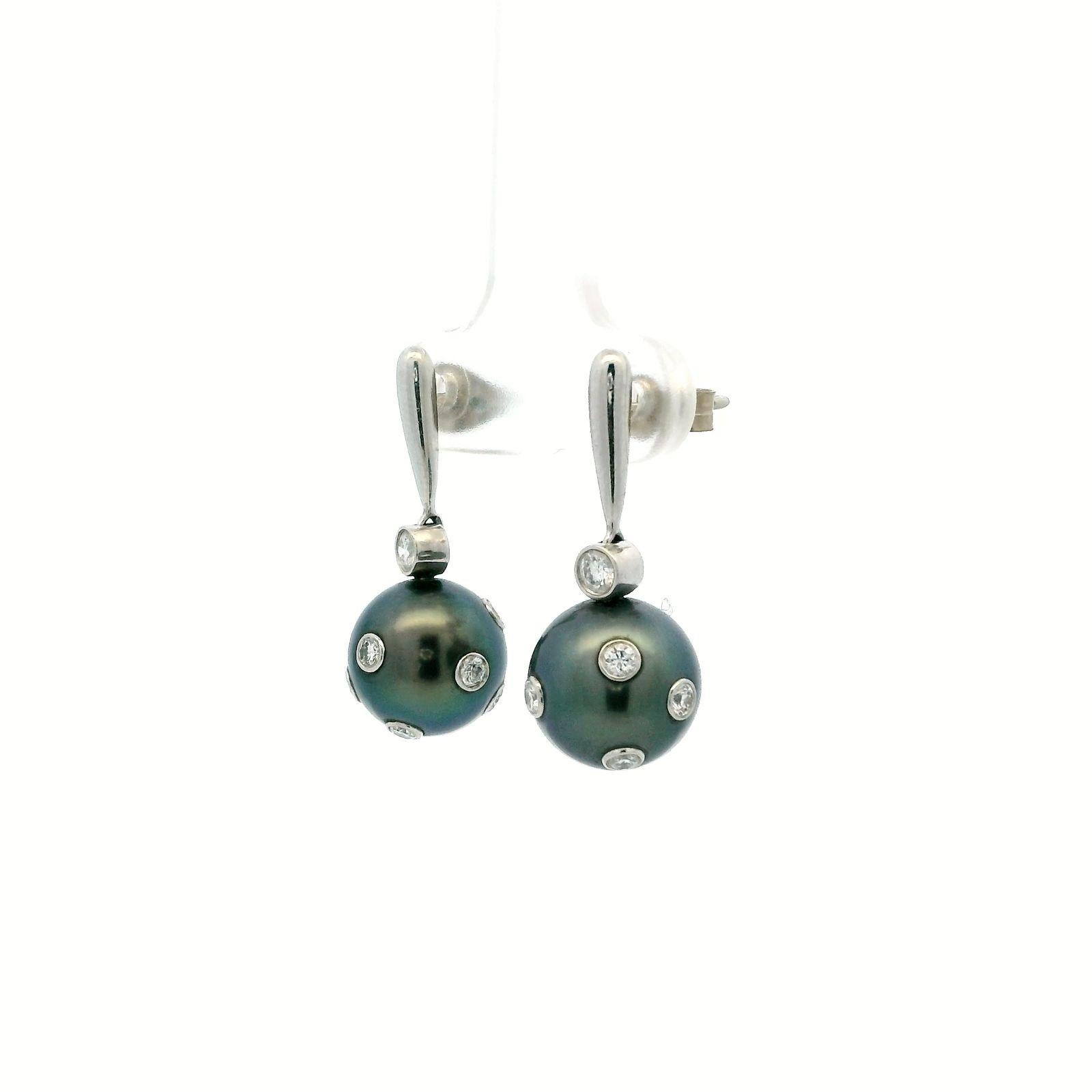 A pair of Tiffany & Co. Etoile Tahitian pearl diamond earrings in platinum

These stud earrings are designed as a pair of tapered baton shaped platinum drops terminating in a single fine bezel set diamond, each suspending a Tahitian pearl of 9.5mm