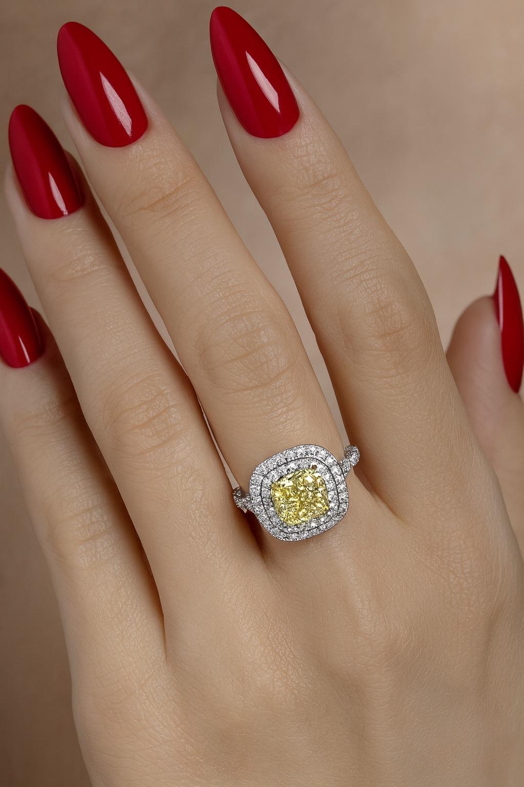 Taglio cuscino Tiffany & Co. Anello solitario con cuscino di diamanti gialli Fancy Vivid Diamonds in platino in vendita