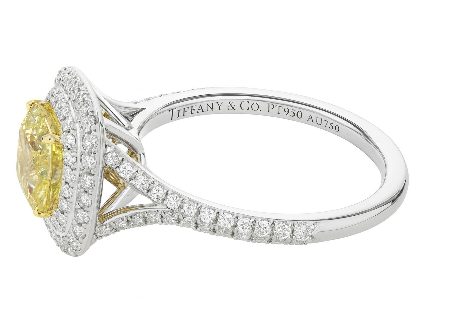 Tiffany & Co. Anello solitario con cuscino di diamanti gialli Fancy Vivid Diamonds in platino In condizioni ottime in vendita a Chicago, IL