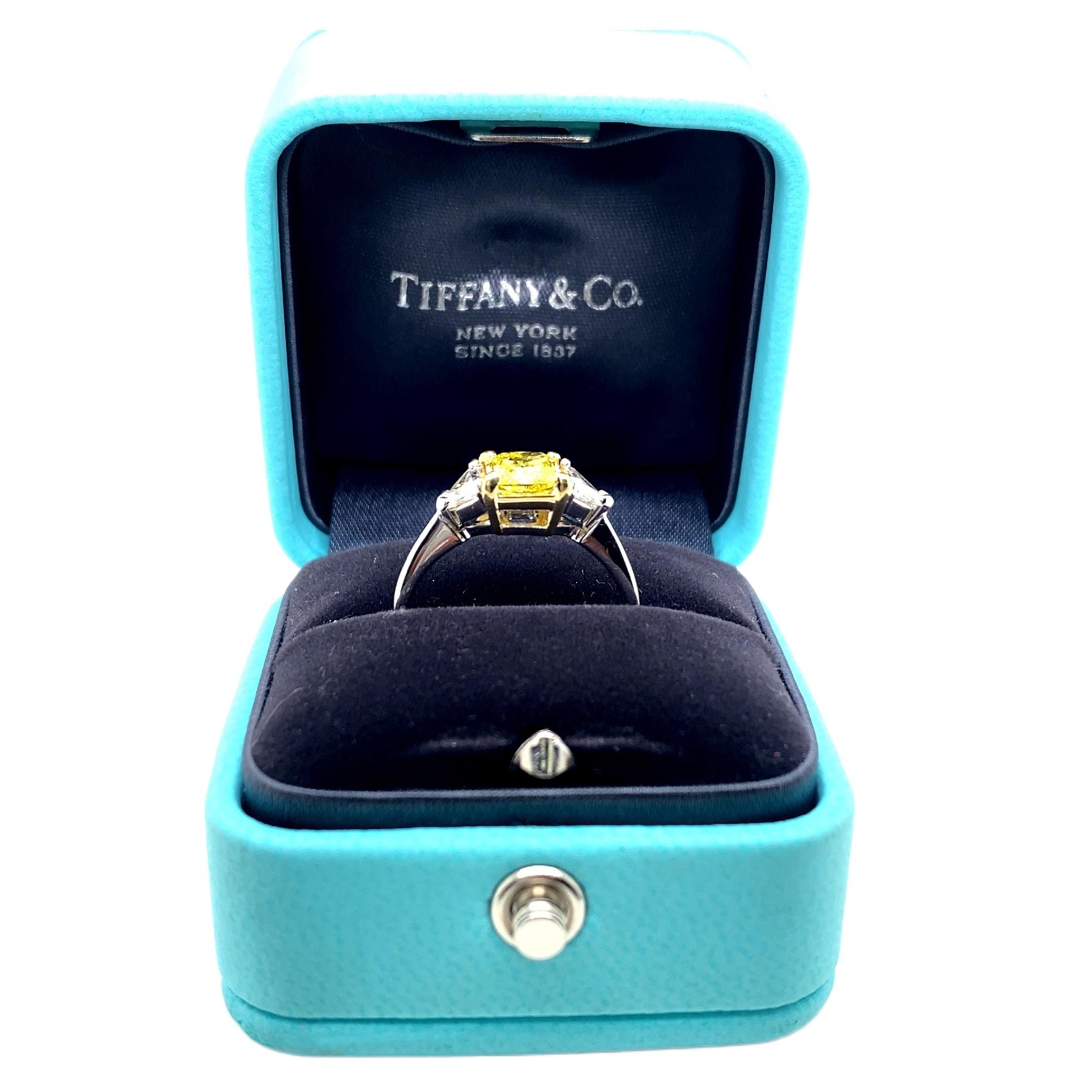 Tiffany & Co. Fancy Vivid Yellow Radiant 1.52 Tcw Diamond Engagement Ring Plat In Excellent Condition In San Diego, CA
