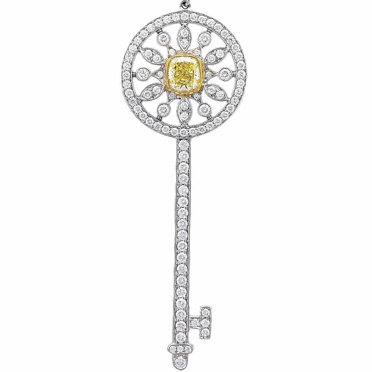 18 Karat Gold Star Key Pendant Necklace 