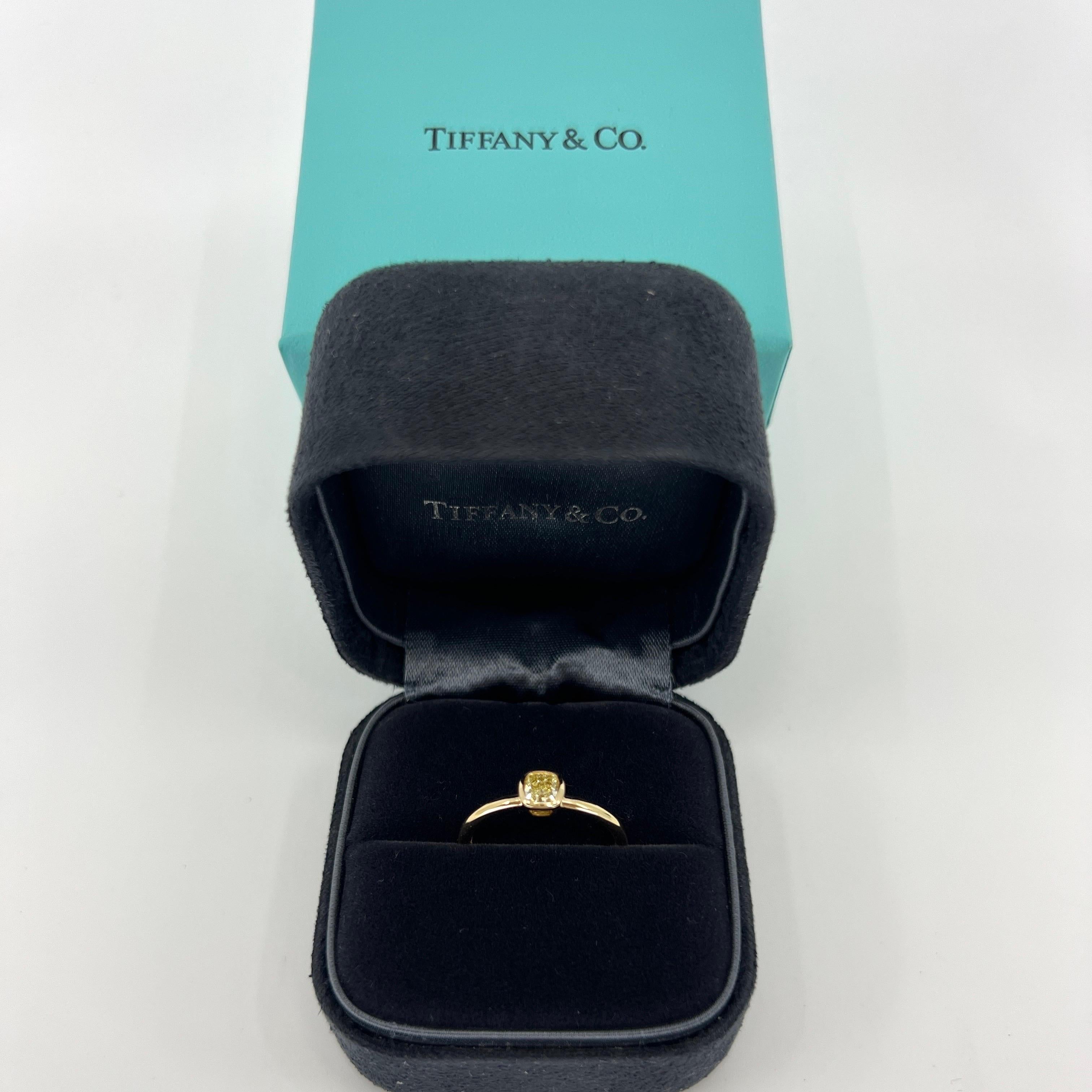 Seltenes Vintage von Tiffany & Co. Fancy Yellow Diamond 18k Gelbgold Solitär Ring.

Ein schöner Solitärring mit Lünette, besetzt mit einem feinen 0,27 Karat gelben Diamanten im Kissenschliff. 
Dieser Diamant hat eine leuchtende fancy-gelbe Farbe,