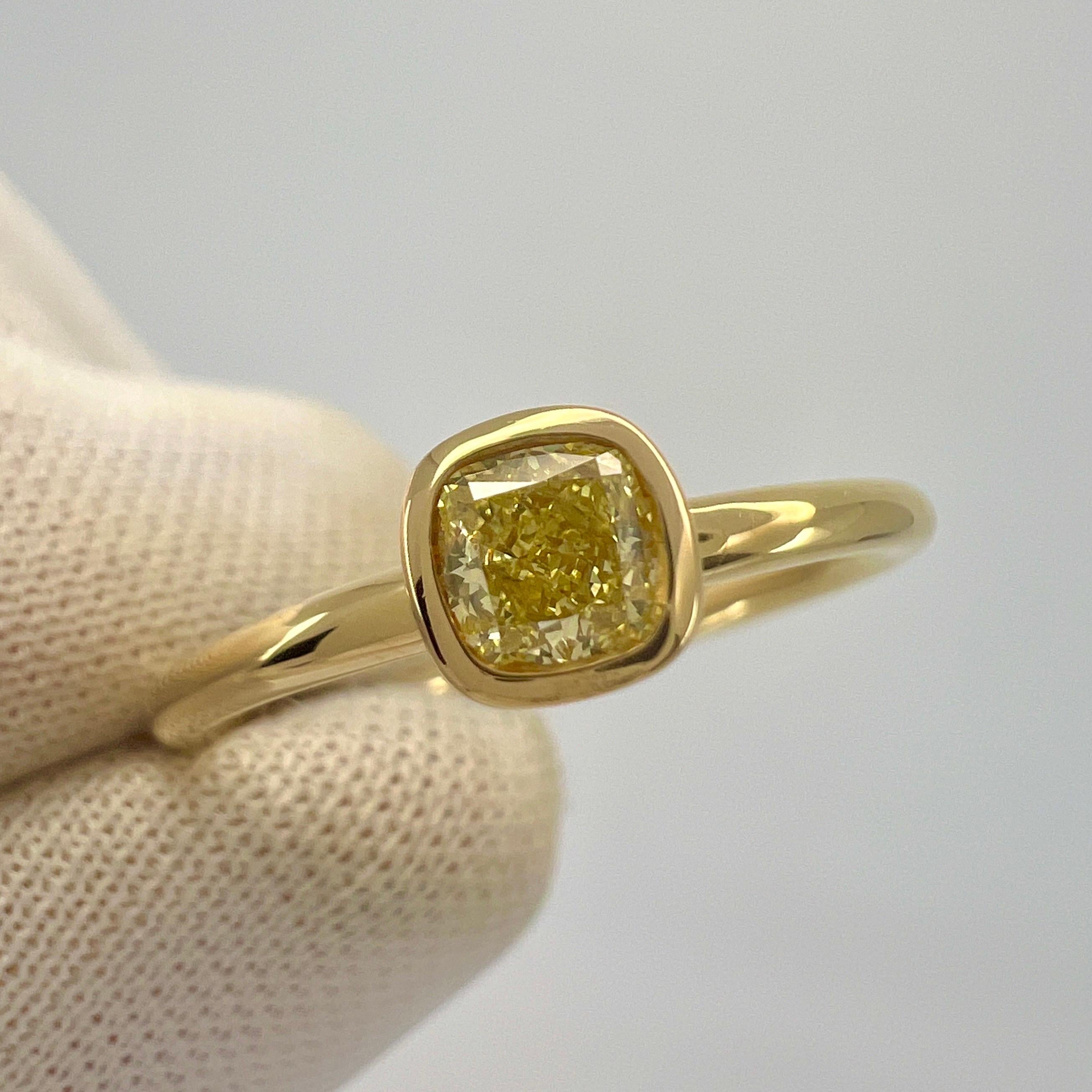 Tiffany & Co. Solitärring mit gelbem Fancy-Diamant im Kissenschliff 0,27 Karat 18k Gold im Zustand „Hervorragend“ in Birmingham, GB