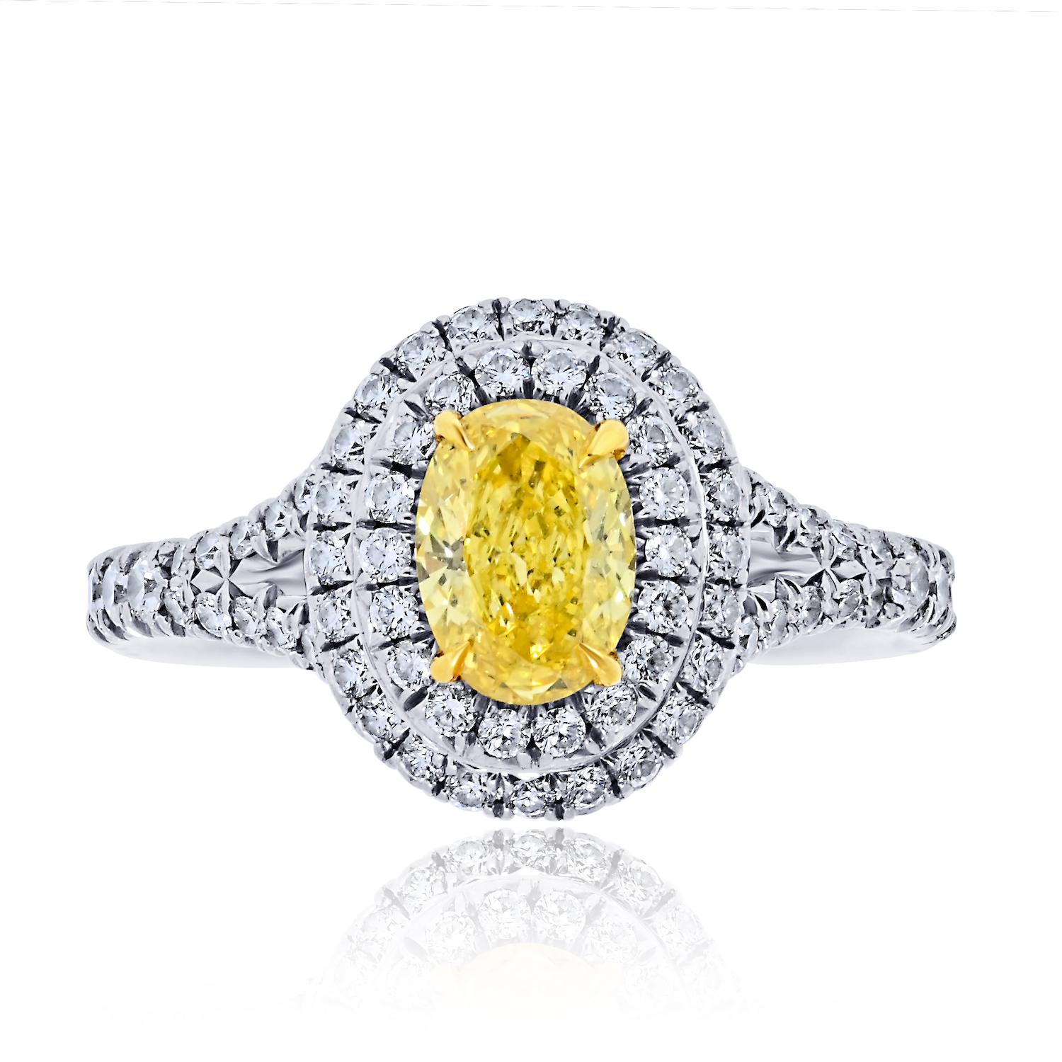 Una splendida opera di Tiffany & Co. Anello di fidanzamento Soleste in platino e oro giallo 18 carati, centrato da un diamante naturale Fancy Vivid Yellow di 0,56 carati con taglio ovale di purezza VVS2. La vibrante pietra centrale è incorniciata