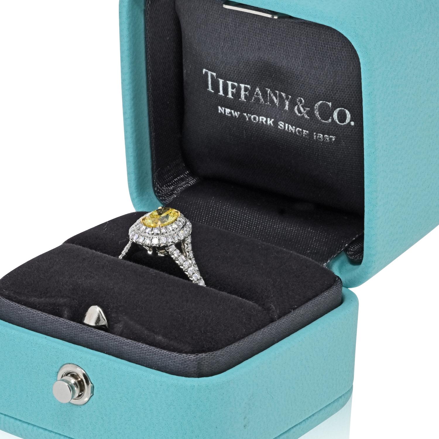 Donna Tiffany & Co. Anello di fidanzamento con doppio diamante aureolato giallo fantasia con taglio ovale in vendita