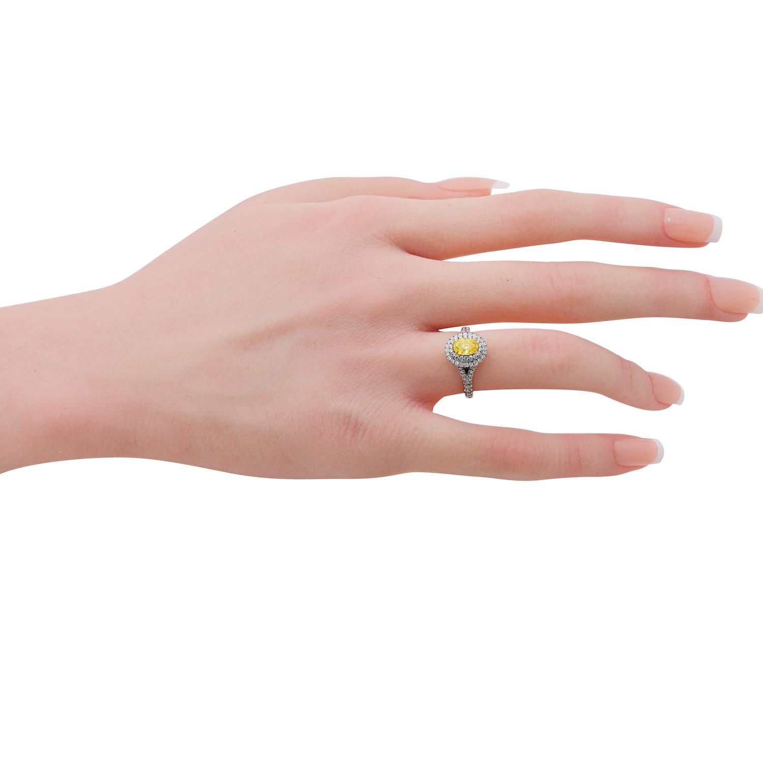 Tiffany & Co. Anello di fidanzamento con doppio diamante aureolato giallo fantasia con taglio ovale in vendita 2