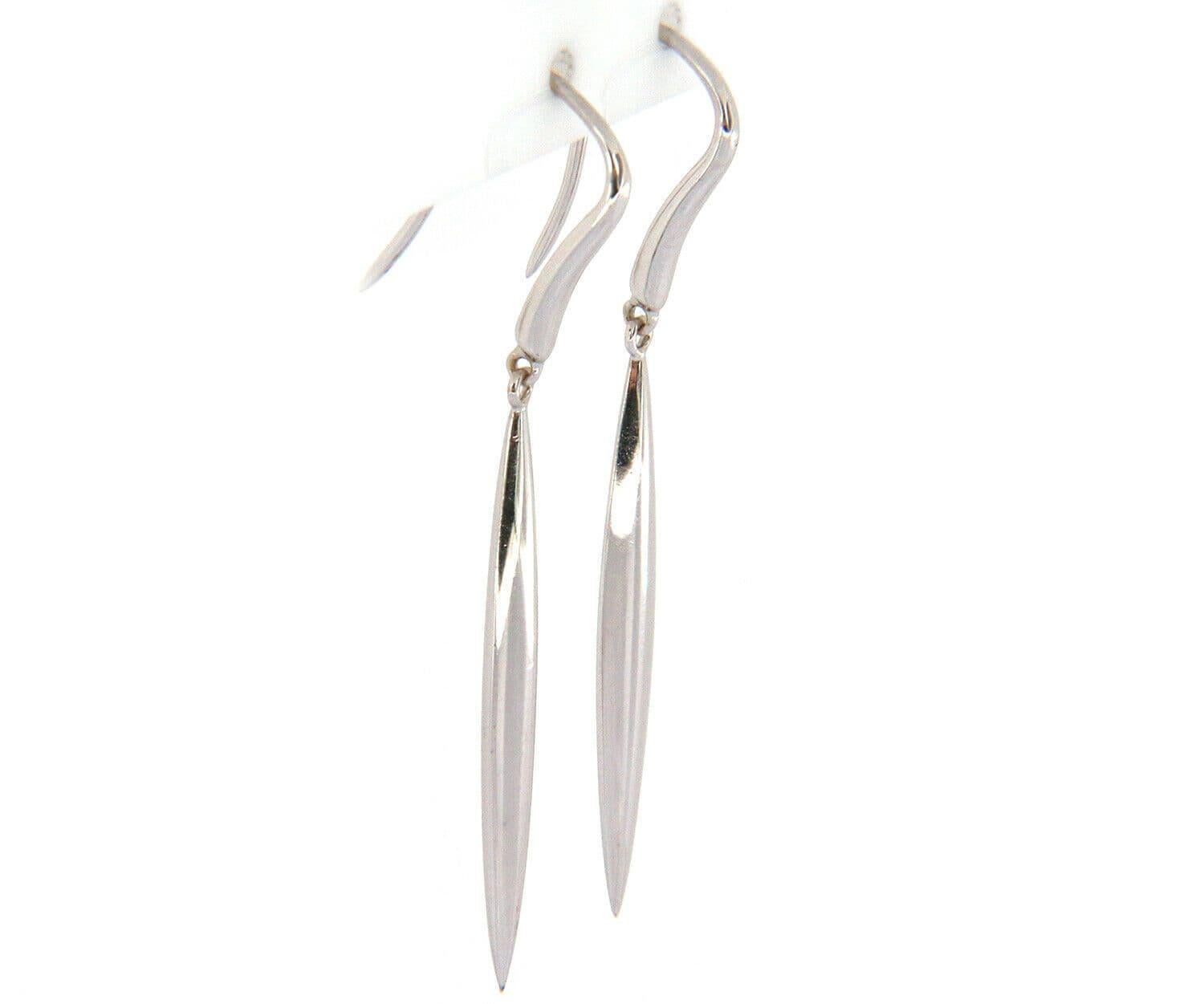 Tiffany & Co. Feather Hook Dangle Earrings in 18K W/Box

Tiffany & Co. Feather Hook Dangle Earrings
18K White Gold
Earring Length: Approx. 47.0 MM
Weight: Approx. 5.69 Grams
Stamped: ©T & CO., 750
Original Inner Box

Condition:
Offered for your