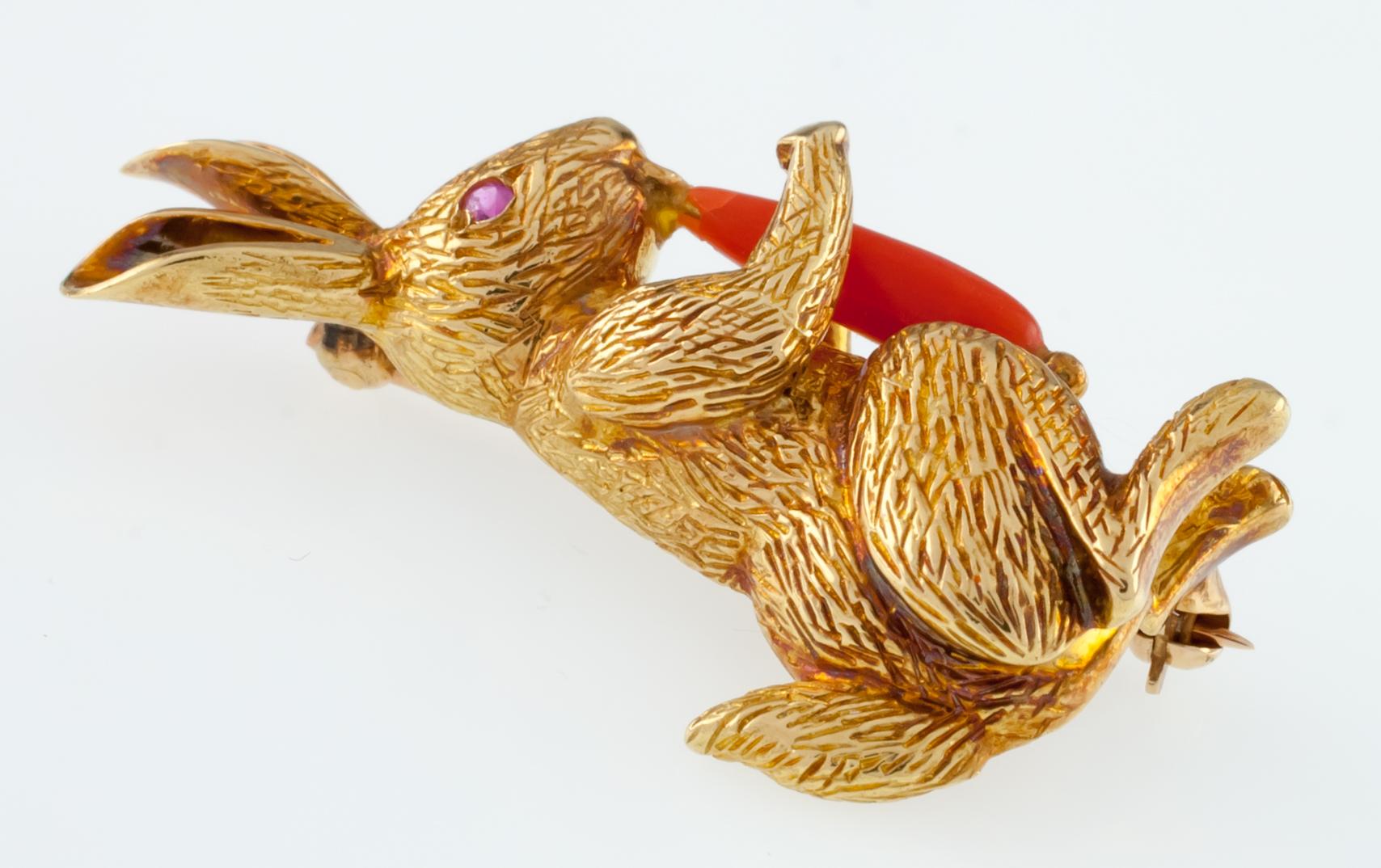 Gorgeous Figural Brooch by Tiffany & Co.
Features a Bunny Holding and Eating a Carrot
Pink Tourmaline Eye
Coral Carrot
Length of Brooch = 43 mm
Width of Brooch = 23 mm
Total Mass = 14.4 grams
Gorgeous Piece!
Piece is in Good Condition. Shows Few
