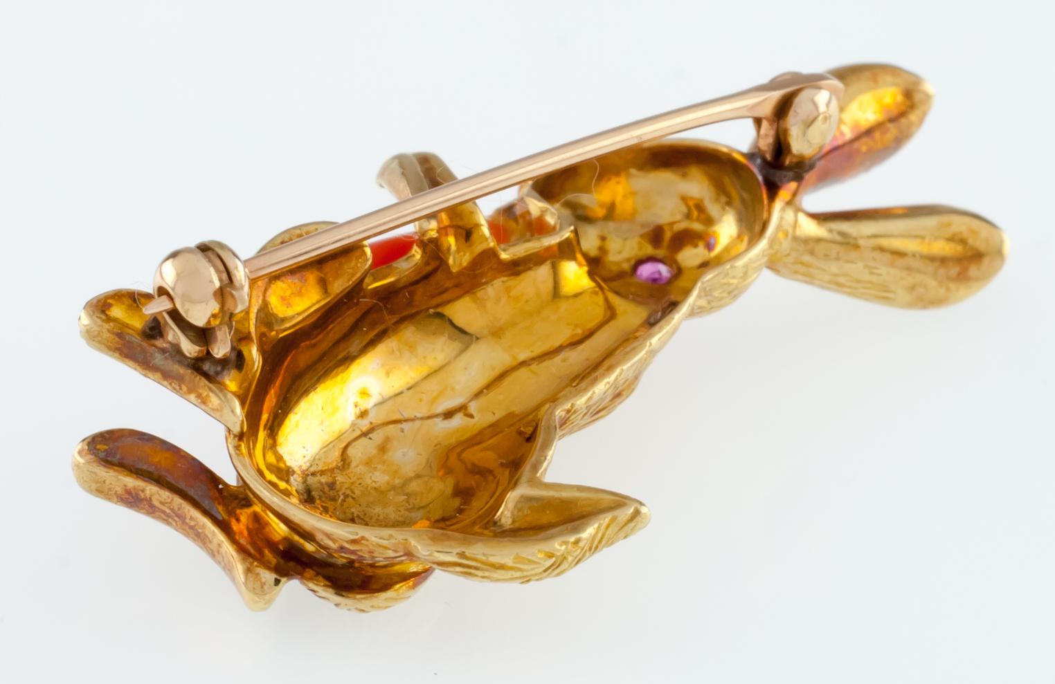 Tiffany & Co. Figurale Kaninchenbrosche aus Gelbgold mit Korallenkartoffel (Moderne) im Angebot