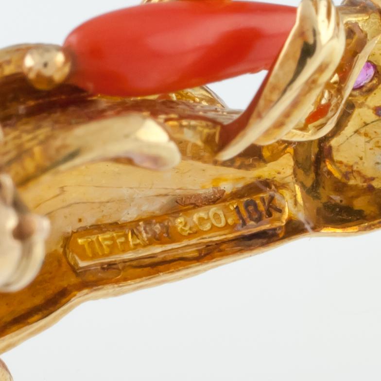 Tiffany & Co. Figurale Kaninchenbrosche aus Gelbgold mit Korallenkartoffel (Cabochon) im Angebot