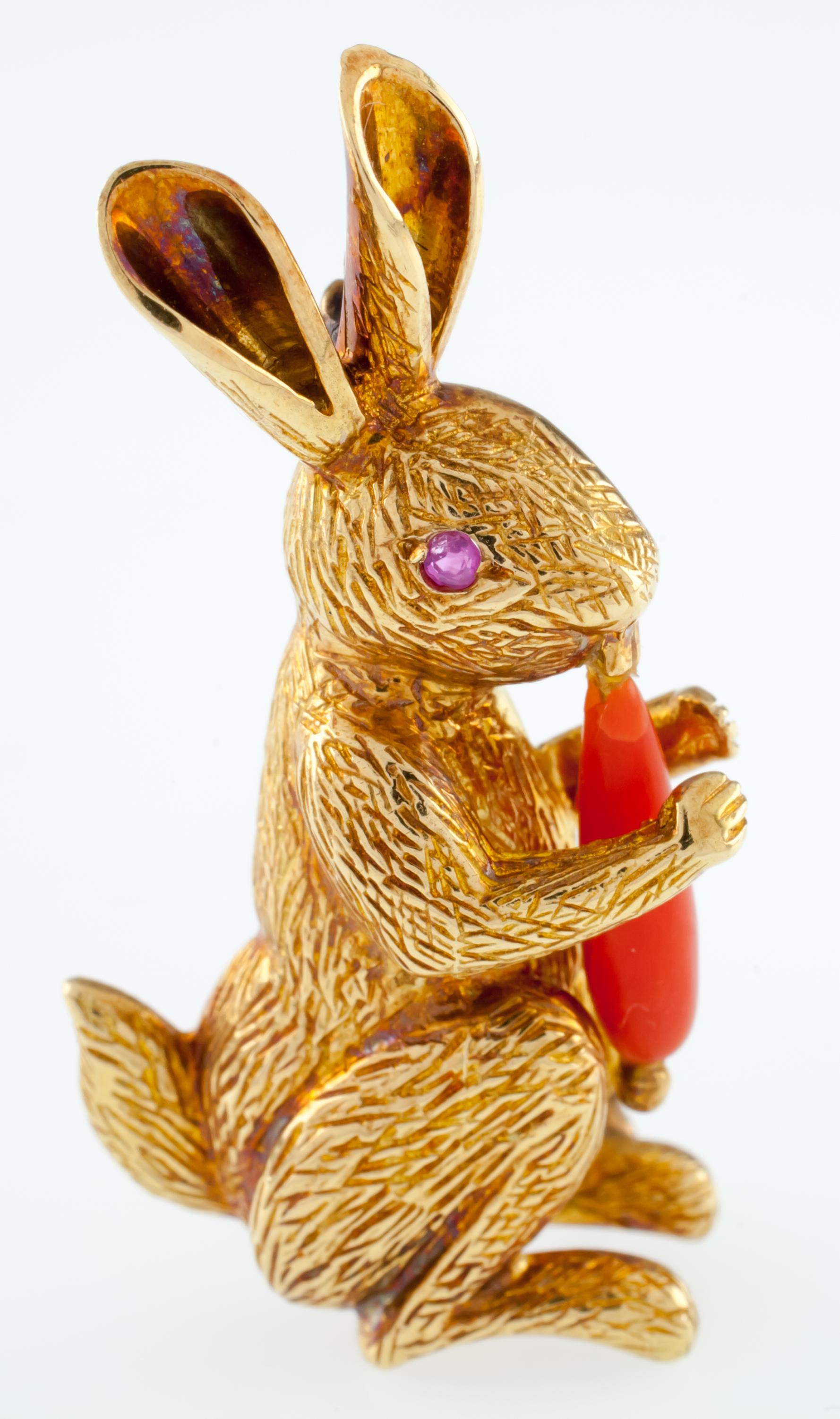 Tiffany & Co. Figurale Kaninchenbrosche aus Gelbgold mit Korallenkartoffel im Zustand „Gut“ im Angebot in Sherman Oaks, CA
