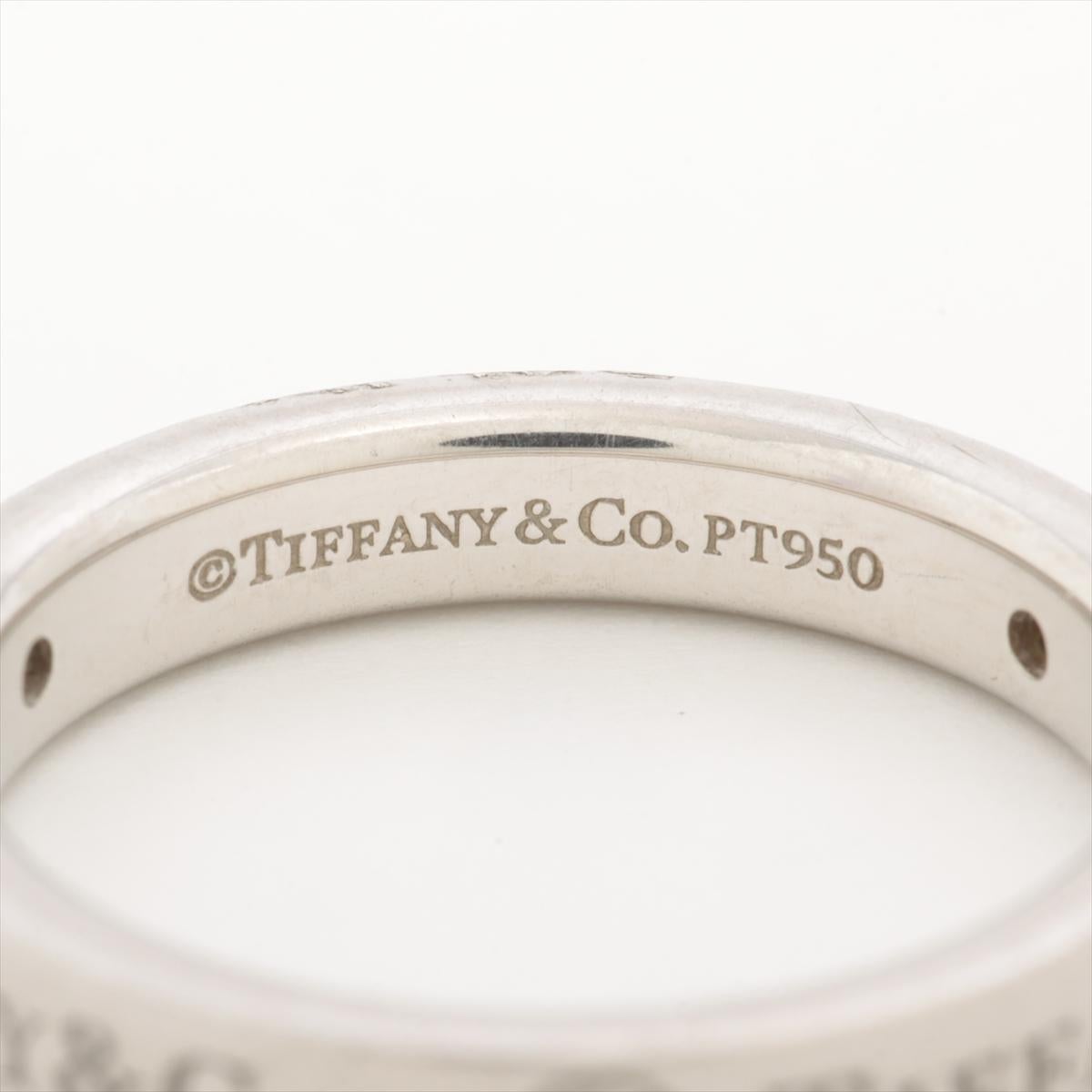 Die Tiffany & Co. Flat Band Diamond Ring eine faszinierende Mischung aus modernem Design und zeitloser Eleganz. Die flache Silhouette des Rings ist mit exquisiten Diamanten verziert, die ein fesselndes Stück schaffen, das Raffinesse ausstrahlt. Das