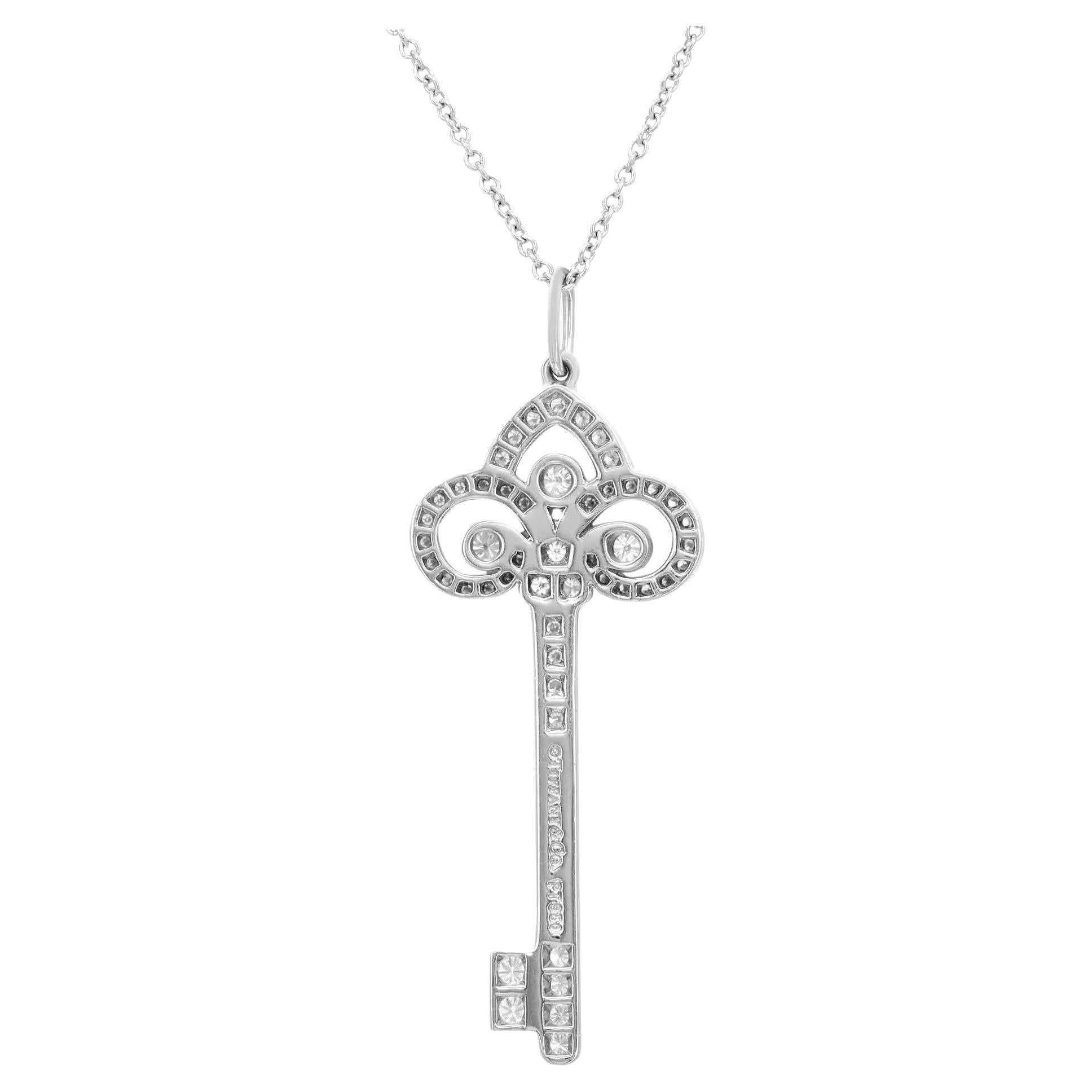 Diese schillernde Tiffany & Co Fleur De Lis Diamant-Schlüsselanhänger-Halskette ist eine fabelhafte und schicke Ergänzung für Ihren Alltags- und Abendlook. Dieses Stück verleiht jedem Ensemble, zu dem Sie es tragen, einen Hauch von Eleganz.