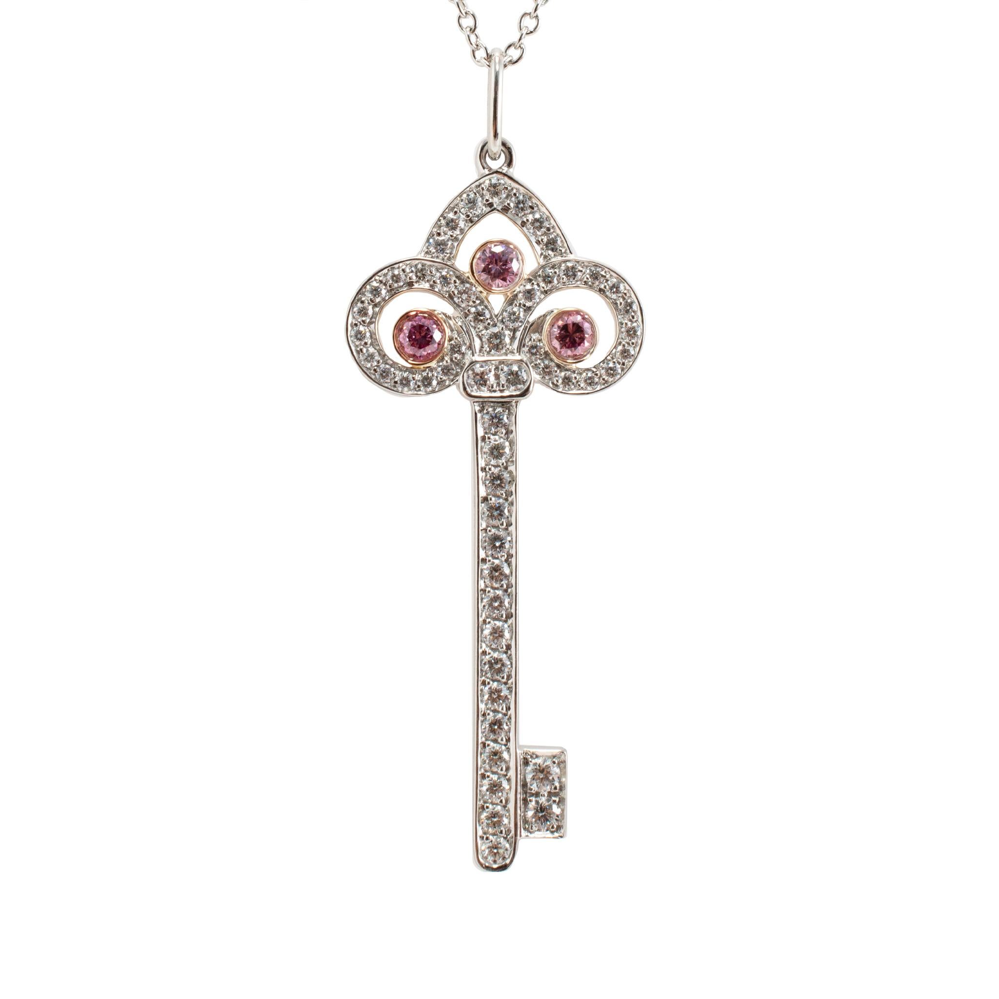 Taglio rotondo Tiffany & Co. Collana con ciondolo Fleur De Lis in platino e oro 18 carati con diamante in vendita