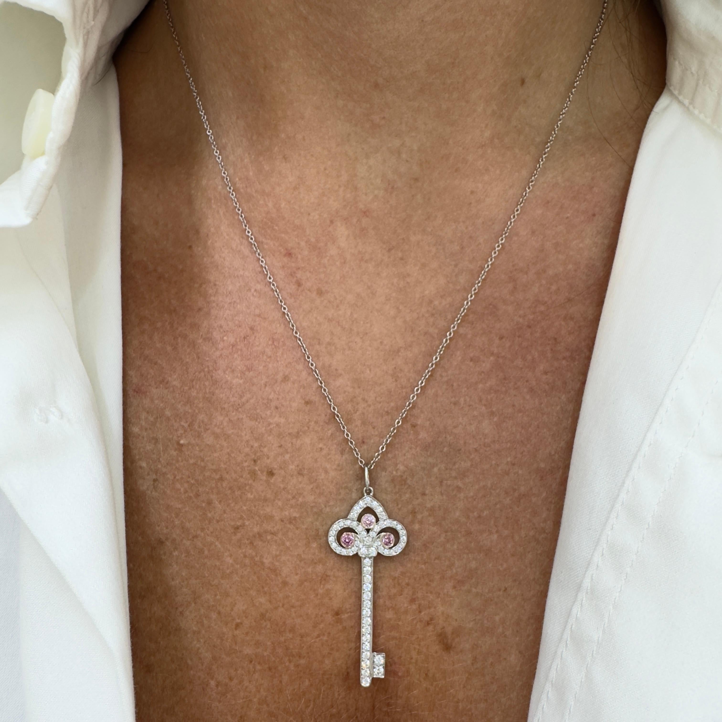 Tiffany & Co. Collana con ciondolo Fleur De Lis in platino e oro 18 carati con diamante in vendita 2