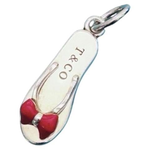 Tiffany & Co. Colgante con forma de sandalia de dedo, de plata de ley con un lazo esmaltado en rojo en venta