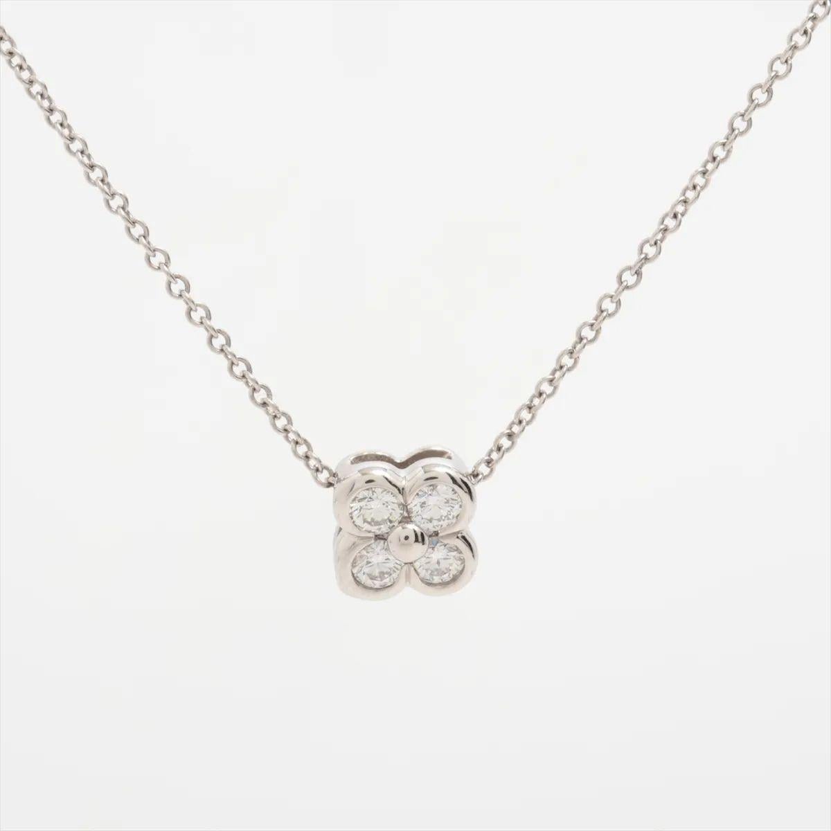 The Tiffany & Co. Flower Bezel Diamond Necklace in platinum is a delicate and timeless piece that captures the beauty of nature with refined elegance. Featuring a brilliant round diamond within a flower-shaped bezel, the pendant is crafted in