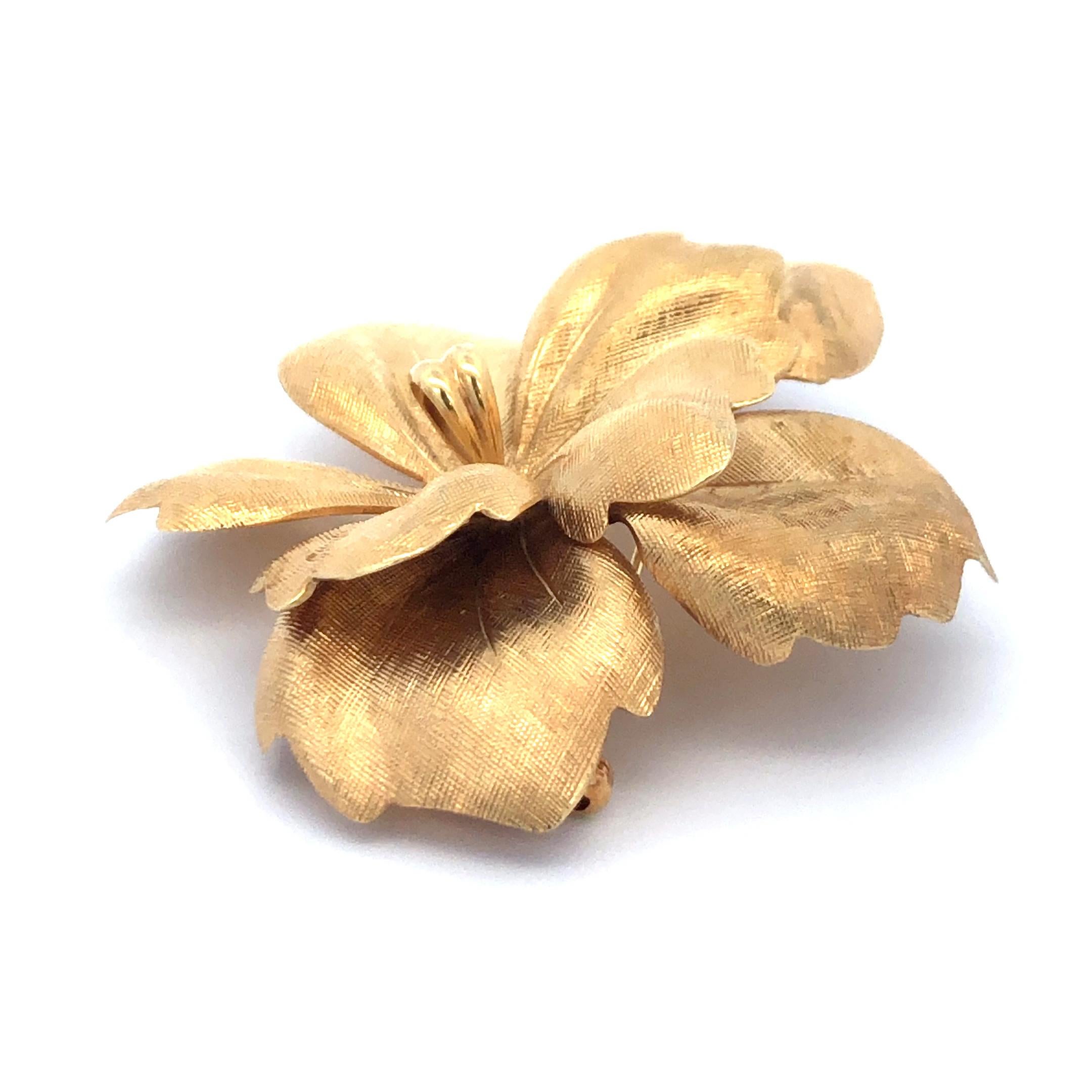 Tiffany & Co. Flower Brooch 14K Yellow Gold In Good Condition For Sale In Dallas, TX