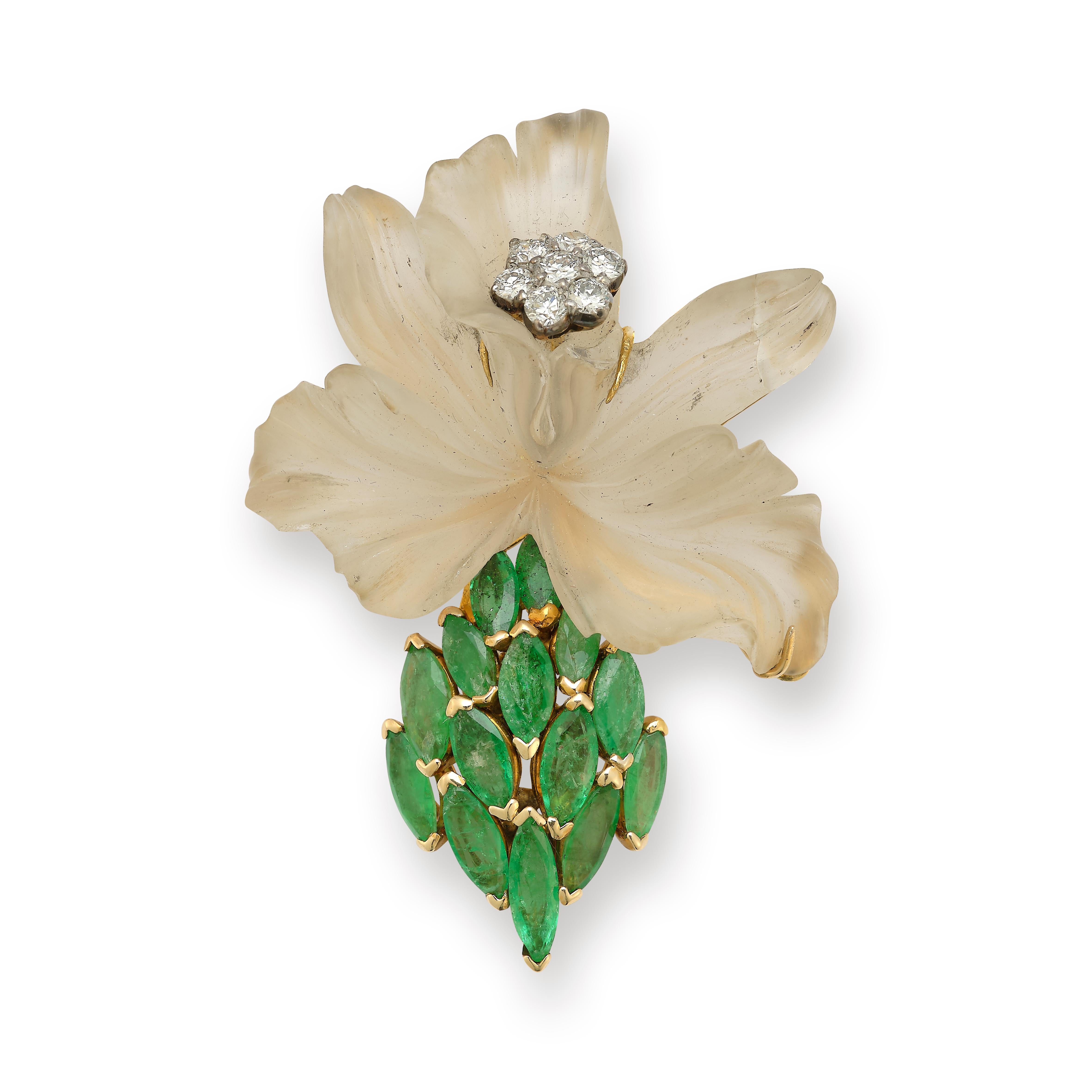 Broche fleur Tiffany & Co

Motif de fleur en cristal de roche sculpté avec 7 diamants de taille ronde formant un  au centre et 14 émeraudes taillées en marquise. 

Poids du diamant : environ 0,88 cts 

Poids de l'émeraude : environ 0,93 cts