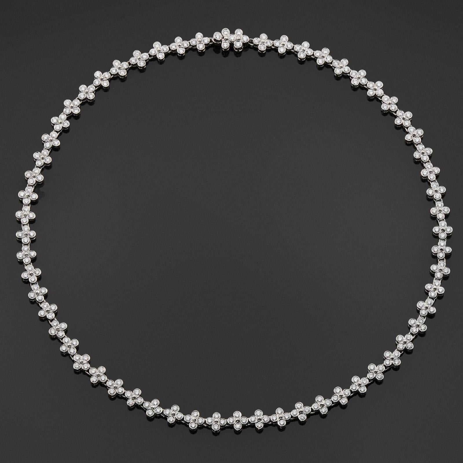 Dieses exquisite Collier von Tiffany & Co. aus der Flower Lace Collection ist aus Platin gefertigt und durchgehend mit runden Diamanten im Brillantschliff E-F-G VS1-VS2 mit einem geschätzten Gewicht von 5,50 Karat besetzt. Hergestellt in den