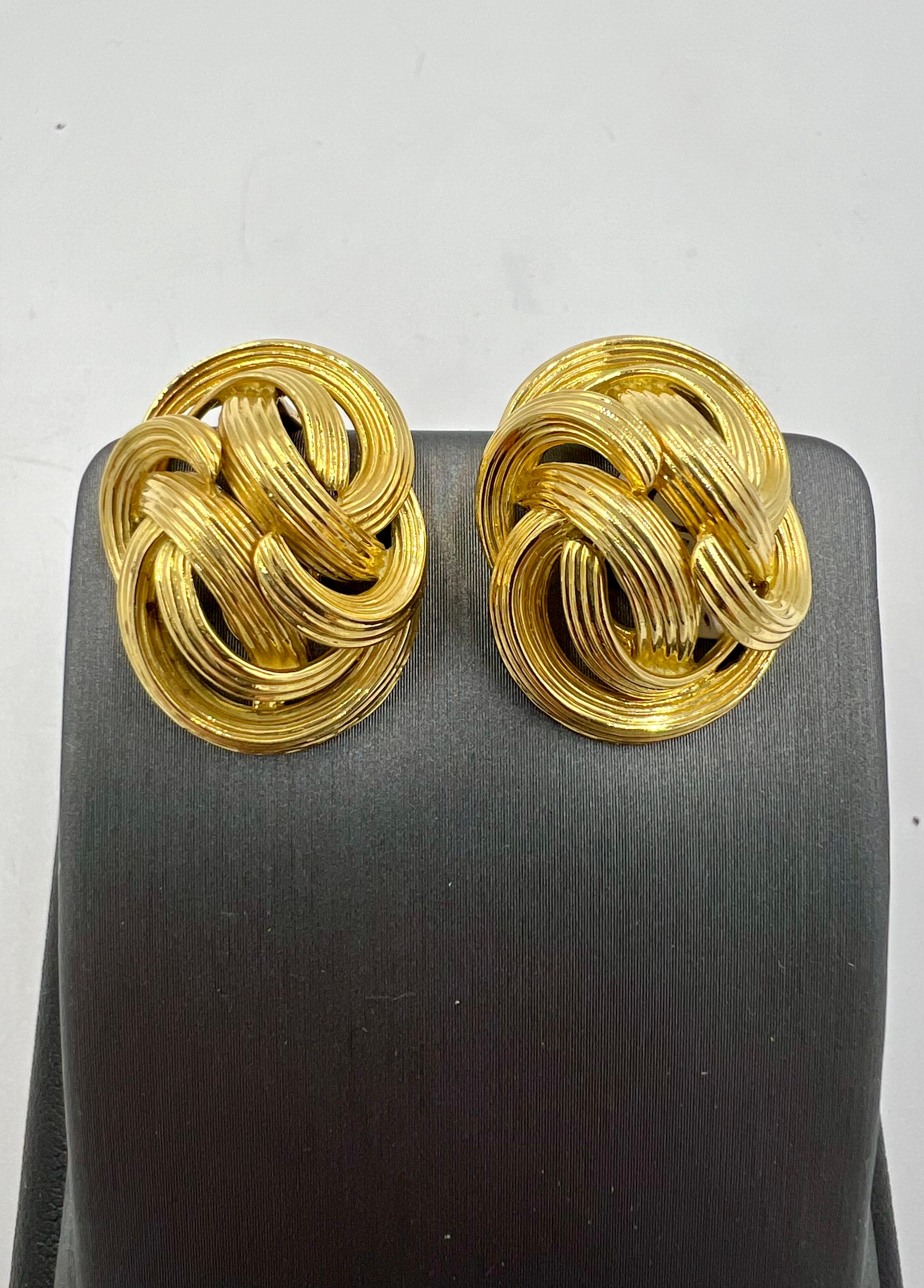 Boucles d'oreilles à clip en or jaune cannelé de Tiffany, circa 1980

Les boucles d'oreilles à pince en or jaune cannelé de Tiffany sont un accessoire intemporel et élégant qui respire la sophistication et le style. Réalisées en or jaune luxueux,