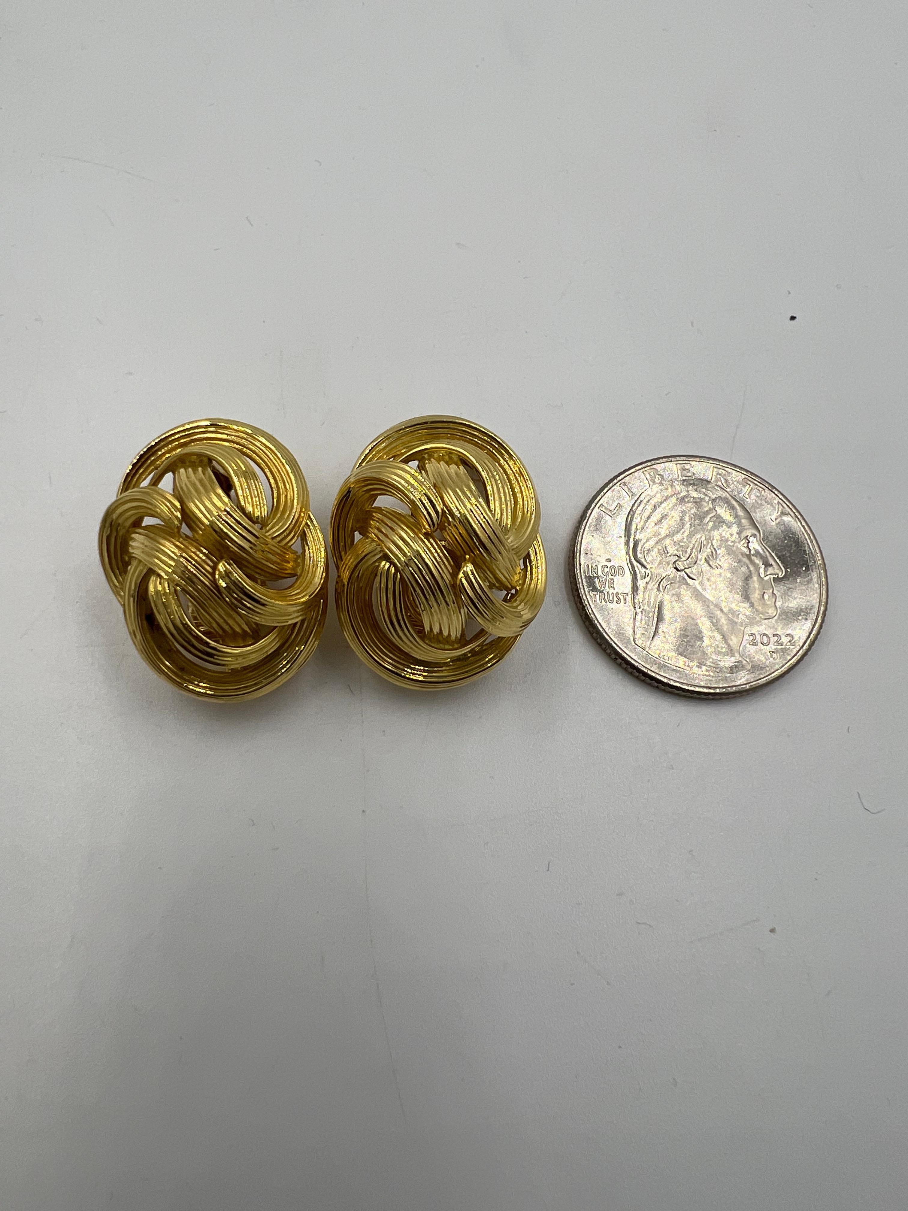Tiffany & Co Fluted Yellow Gold Clip On Earrings In Good Condition For Sale In Los Angeles, CA