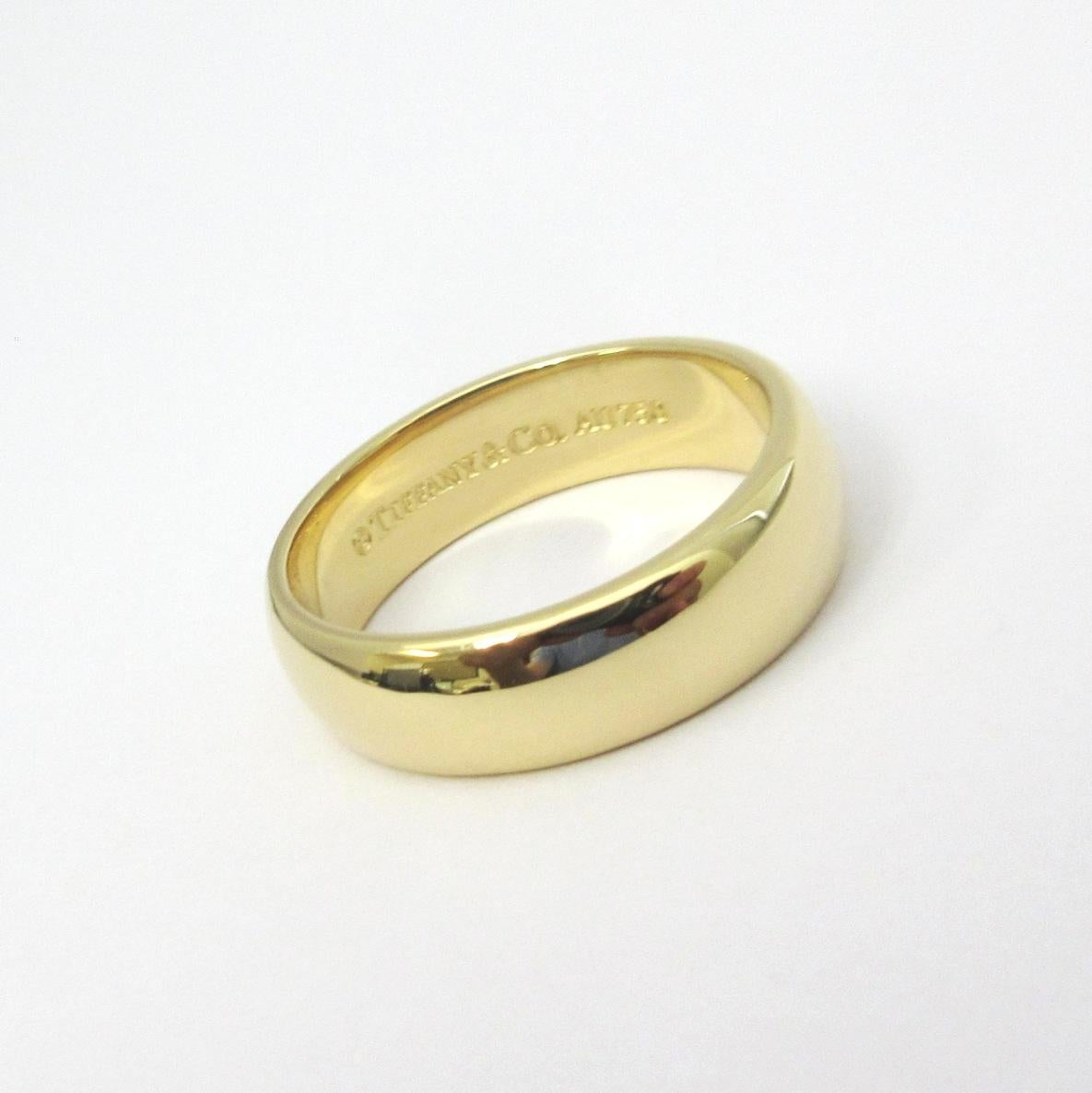TIFFANY & Co. Anello nuziale Forever in oro 18K 6mm Lucida 8

Metallo: Oro giallo 18 carati
Dimensione: 8 
Larghezza della banda: 6 mm
Peso: 9.10 grammi
Marchio di garanzia: ©TIFFANY&CO. AU750
Condizioni: Ottime condizioni
Valore: