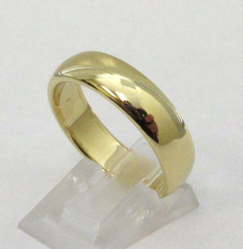 Tiffany & Co. Forever 18k Gold 6mm Lucida Wedding Band Ring 9 In Excellent Condition For Sale In Los Angeles, CA