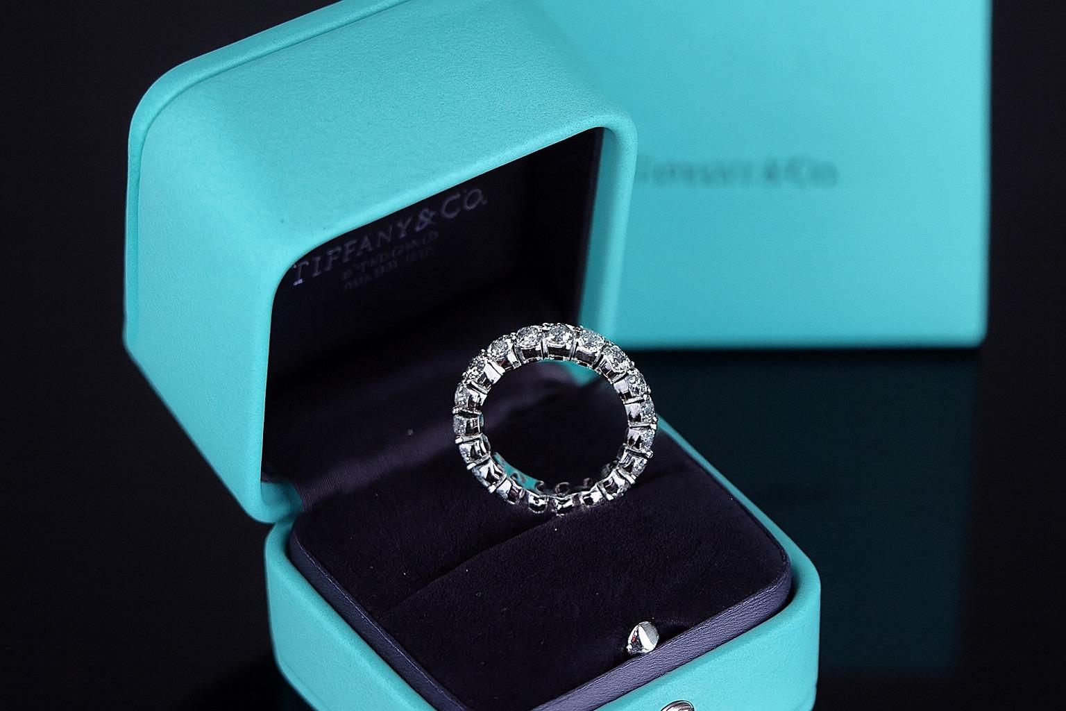 Un modèle élégant et intemporel de Tiffany & Co. L'alliance Forever Embrace Diamond, magnifiquement réalisée en platine et sertie d'un cercle complet de diamants ronds de taille brillant d'une qualité exceptionnelle.

Le bracelet comporte un poids