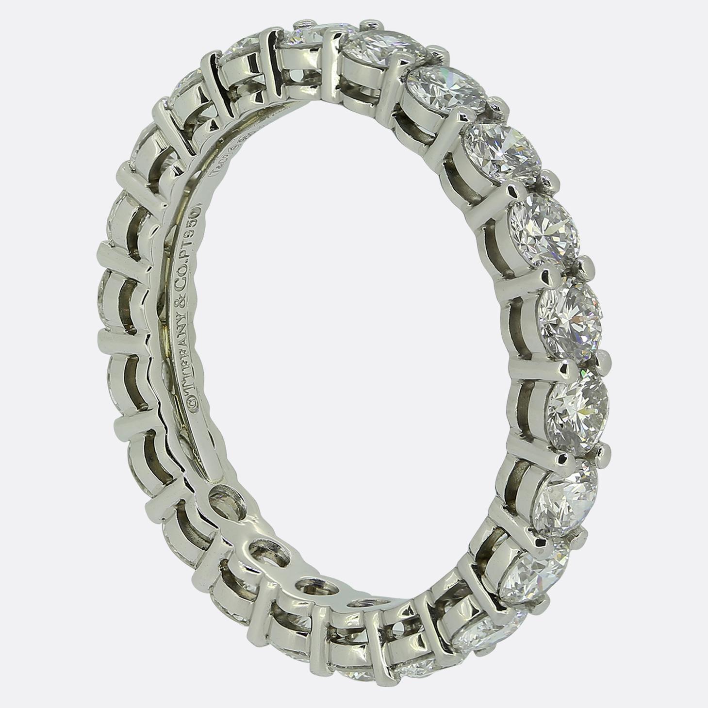 Ecco un anello eternità completo con diamante in platino di Tiffany & Co., un designer di gioielli di lusso di fama mondiale. Questo anello fa parte della collezione Embrace e sfoggia 22 diamanti bianchi brillanti taglio rotondo perfettamente