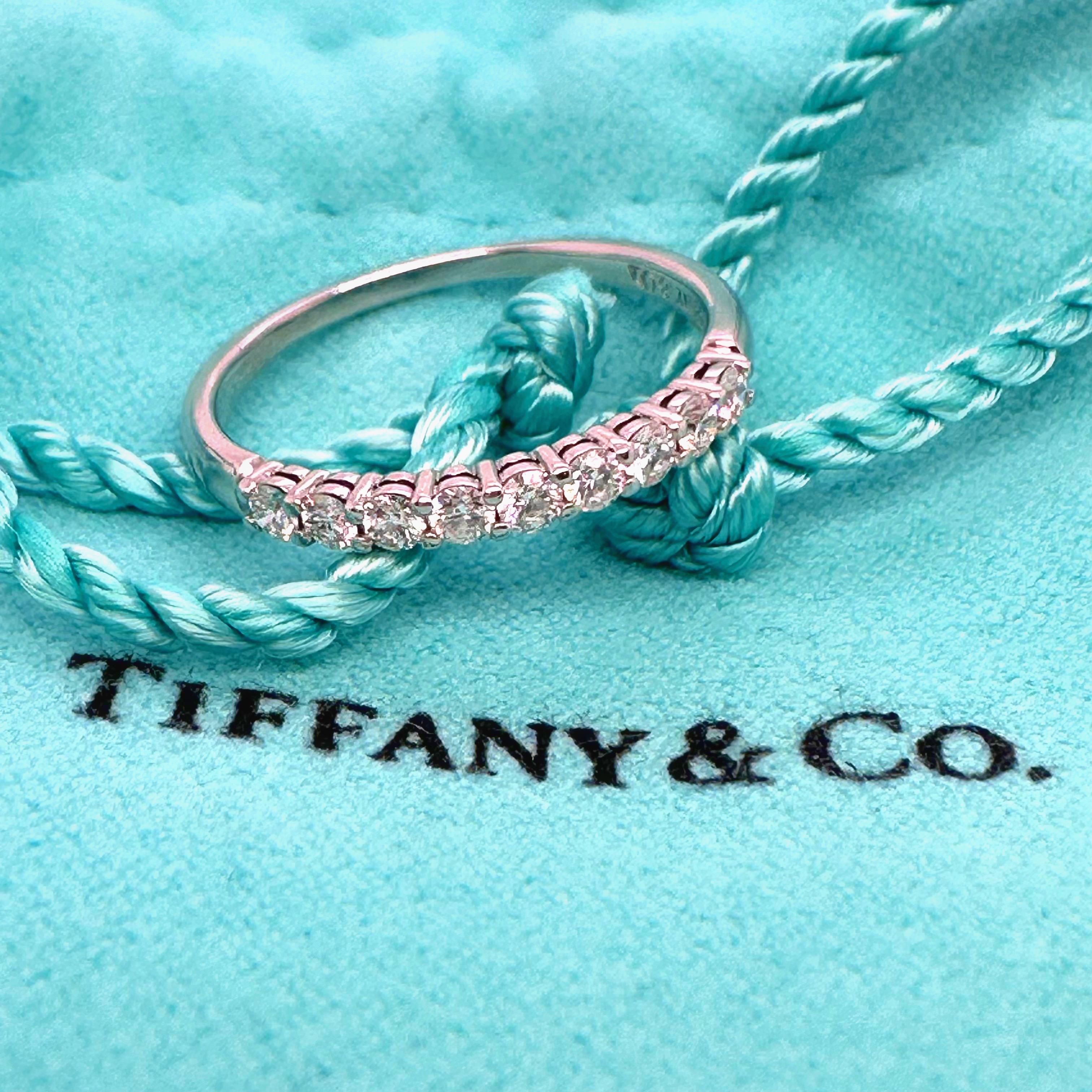 Taille ronde Tiffany & Co. Bracelet en platine avec demi-cercle de diamants 2,2 mm en vente
