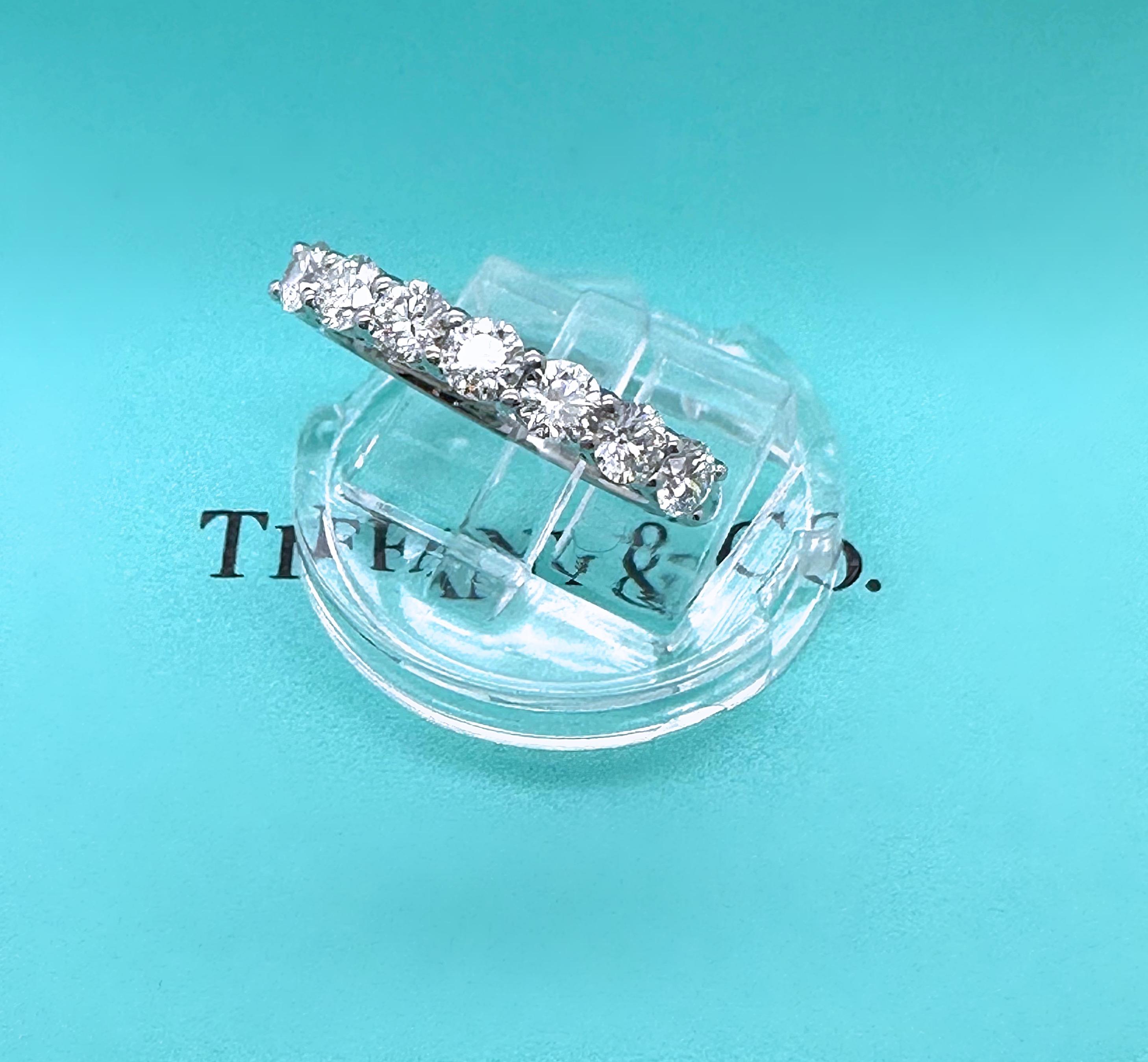 Tiffany & Co. Media banda de diamantes Forever Círculo Platino 3.5 MM en venta 10