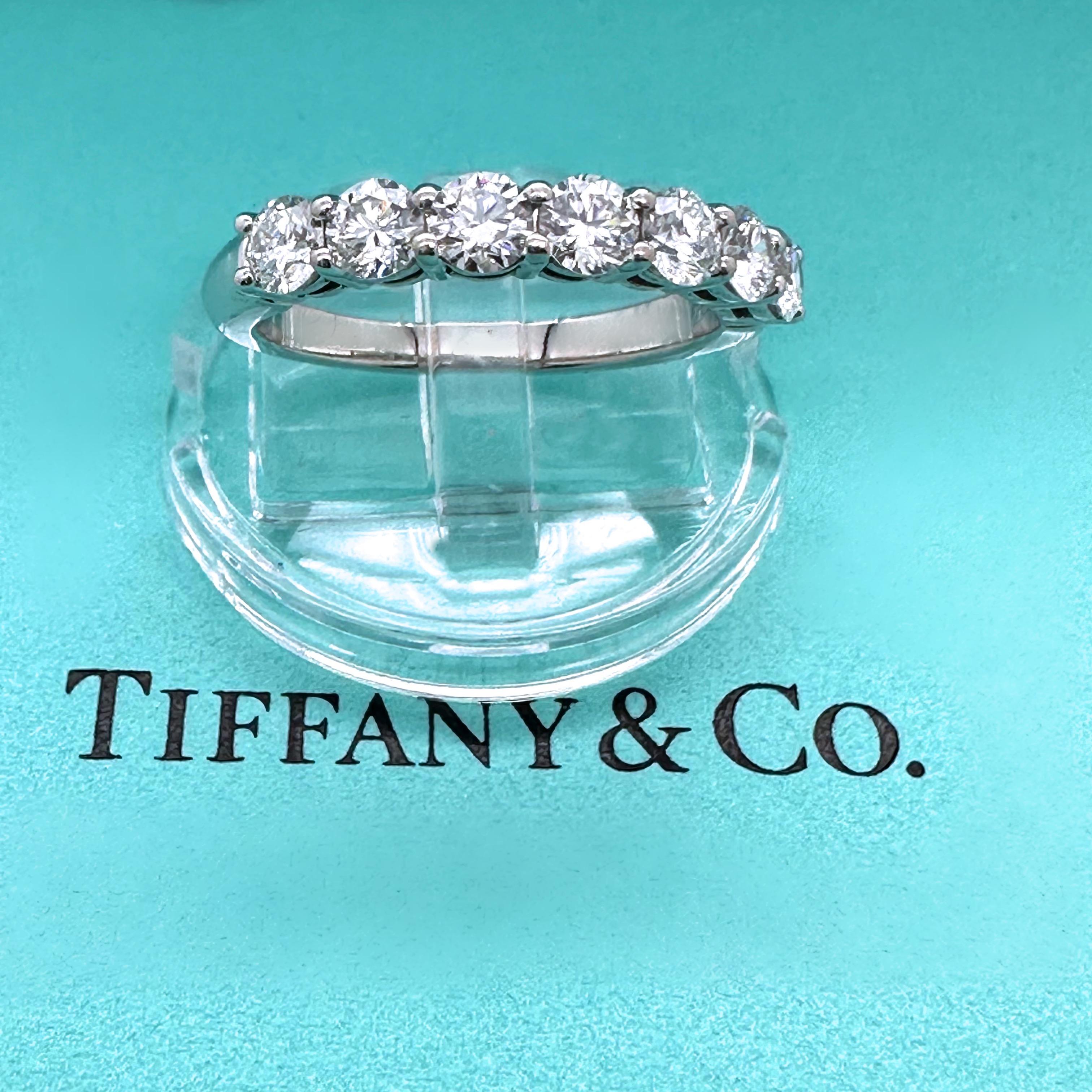 Tiffany & Co. Media banda de diamantes Forever
Estilo: Banda
Número de referencia: 60004163
Metal: Platino PT950
Talla / Medidas: 6.25 talla
TCW: ~ 0,91 TCW
Diamante principal: 7 diamantes redondos brillantes
Sello: TIFFANY&CO. PT950
Incluye: