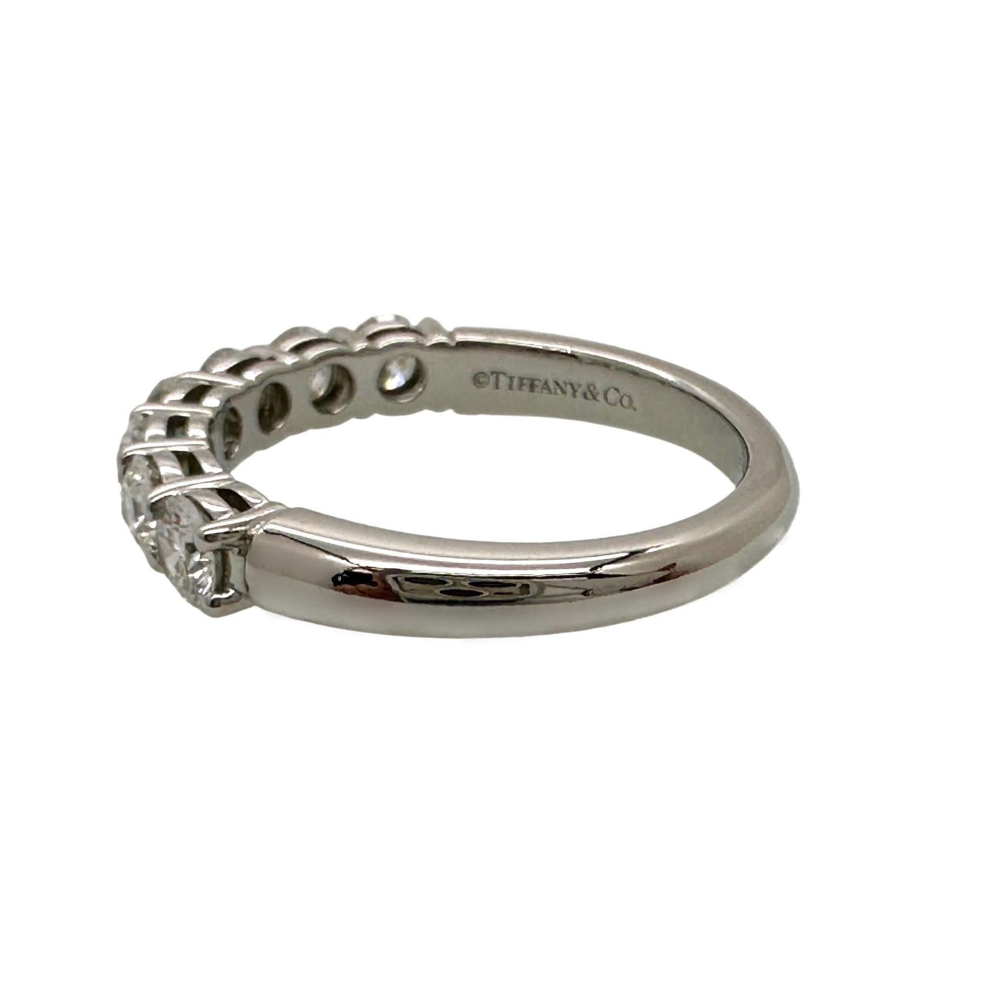 Femenino o masculino Tiffany & Co. Media banda de diamantes Forever Círculo Platino 3.5 MM en venta