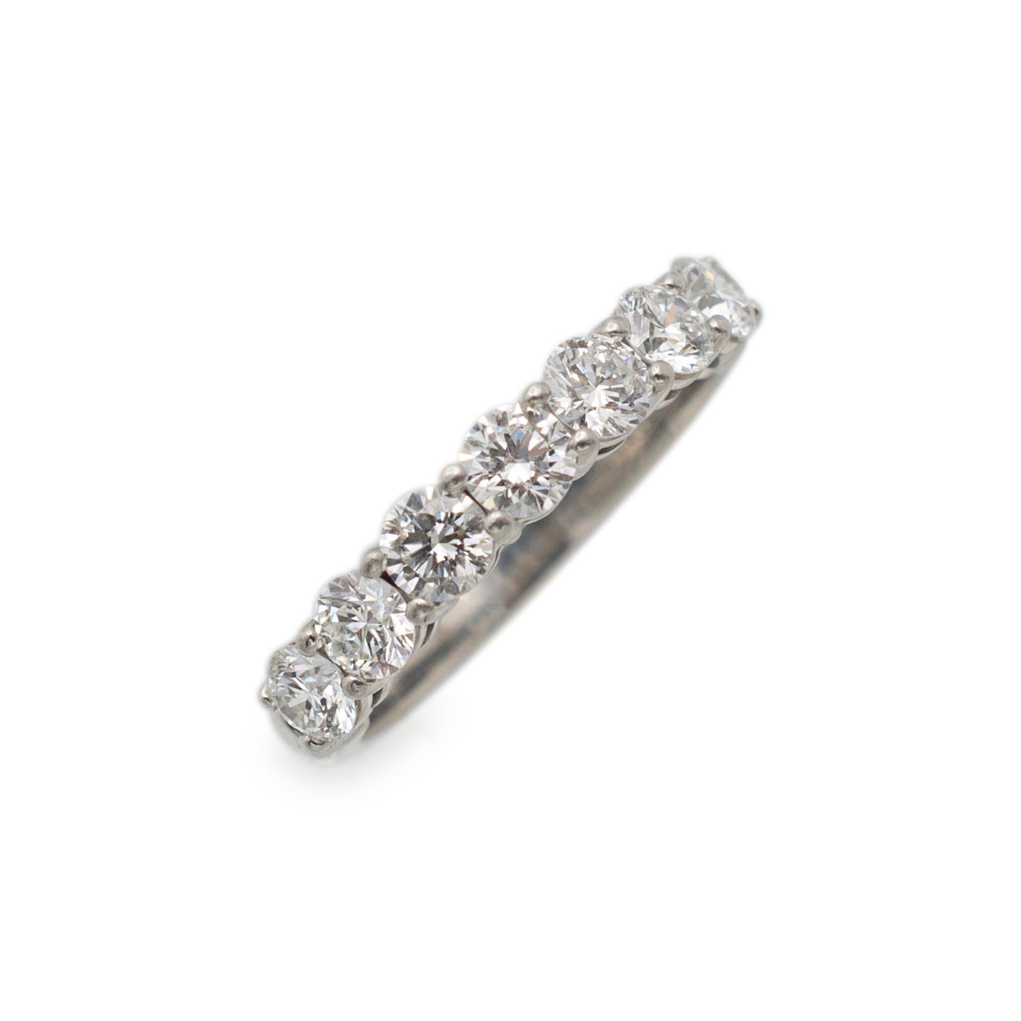 Marchio: Tiffany & Co.

Genere: Donna

Tipo di metallo: Platino 950

Dimensione: 5

Larghezza massima del gambo: 3,50 mm

Peso: 4,60 grammi

Fedina da donna in platino 950 con diamante semi-eternità a sette croci con gambo semitondo. Il metallo è