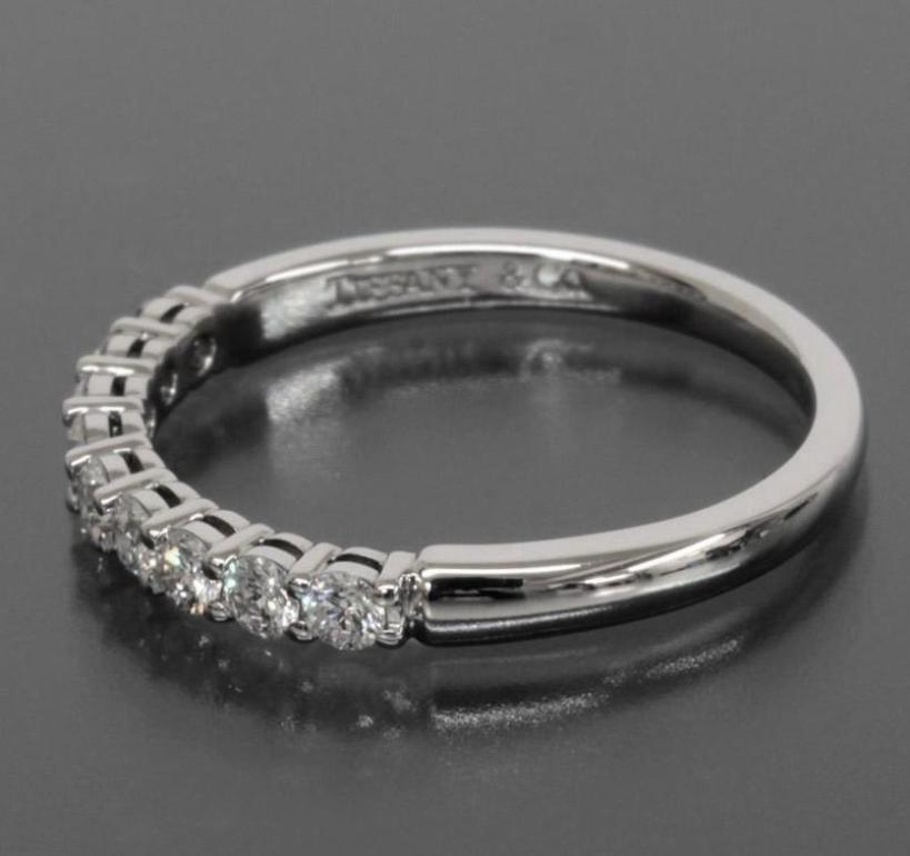 TIFFANY & Co. Bague Forever Platinum 2,2 mm demi-cercle de diamants 5 Excellent état - En vente à Los Angeles, CA