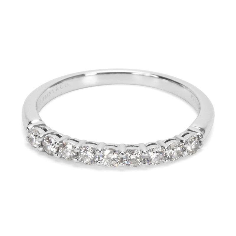 TIFFANY & Co. Bague à anneau Forever Platinum 2,2 mm demi-cercle de diamants 5,5

Métal : Platine
Taille : 5.5
Largeur de la bande : 2,2 mm
Diamant : 9 diamants ronds de taille brillant, poids total de 0,27 carat. 
Poinçon : ©TIFFANY&CO.