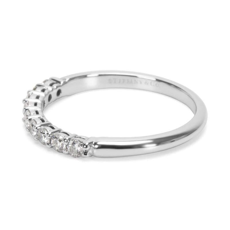 Taille ronde TIFFANY & Co. Bague à anneau Forever Platinum 2,2 mm demi-cercle de diamants 5,5