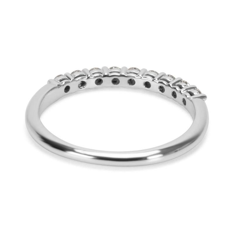 TIFFANY & Co. Bague à anneau Forever Platinum 2,2 mm demi-cercle de diamants 5,5 Excellent état à Los Angeles, CA
