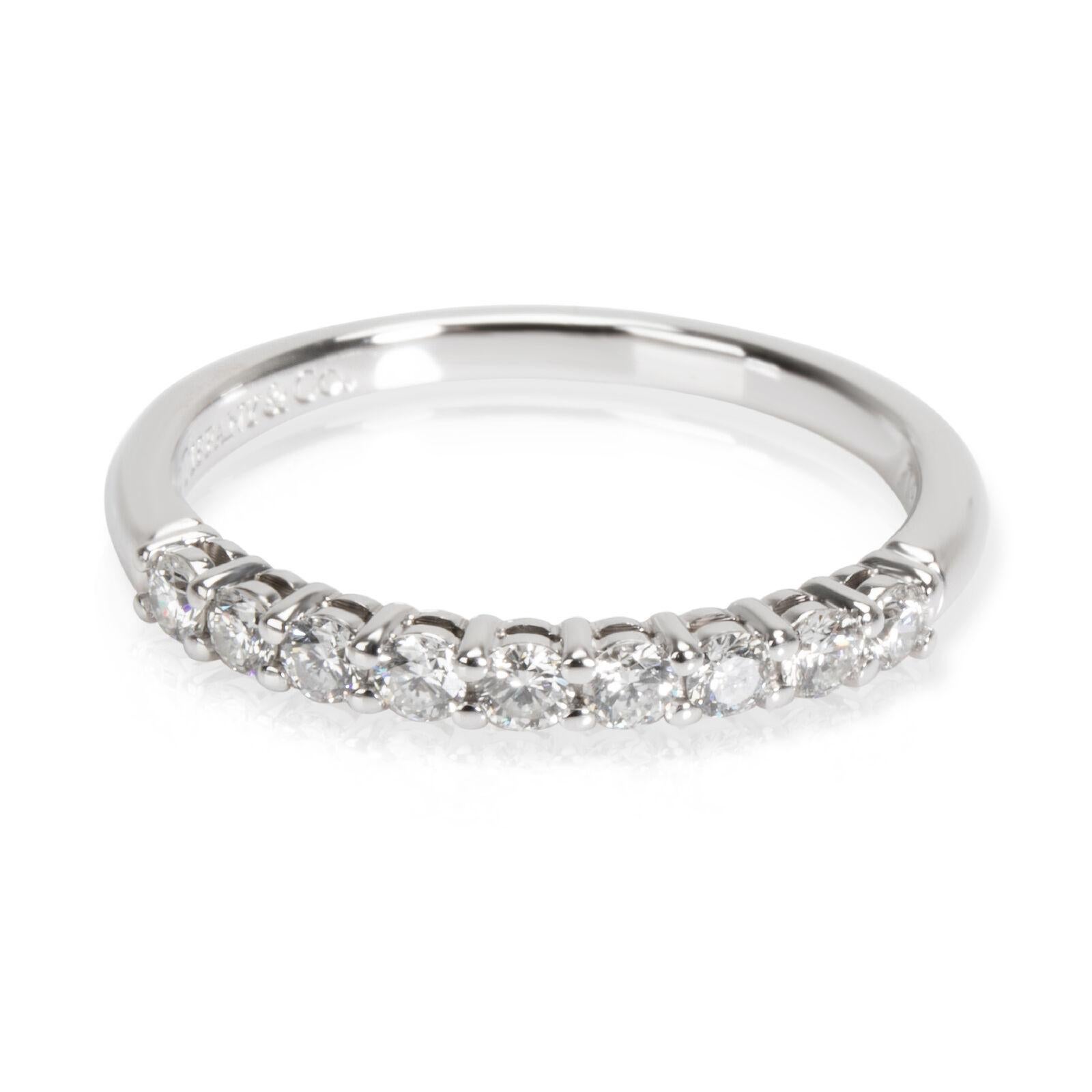 TIFFANY & Co. Bague Forever Platinum 2,2 mm demi-cercle de diamants 6

Métal : Platine
Taille : 6
Largeur de la bande : 2,2 mm
Diamant : 9 diamants ronds de taille brillant, poids total de 0,27 carat. 
Poinçon : ©TIFFANY&CO. PT950
Condit : Excellent
