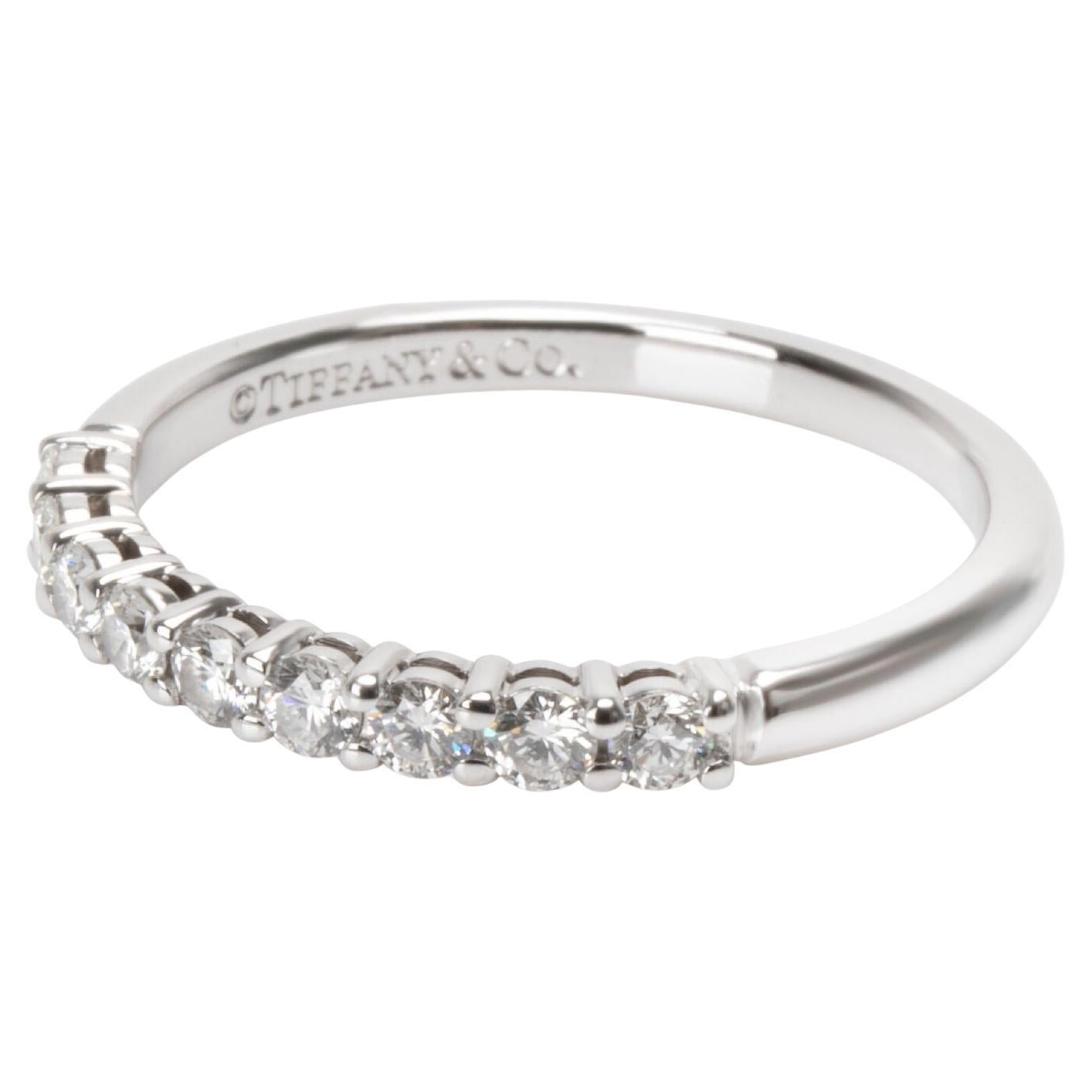 TIFFANY 
Co. Anello Forever in platino con diamante a mezzo cerchio da 2,2 mm e abbraccio da 6,5 mm in vendita