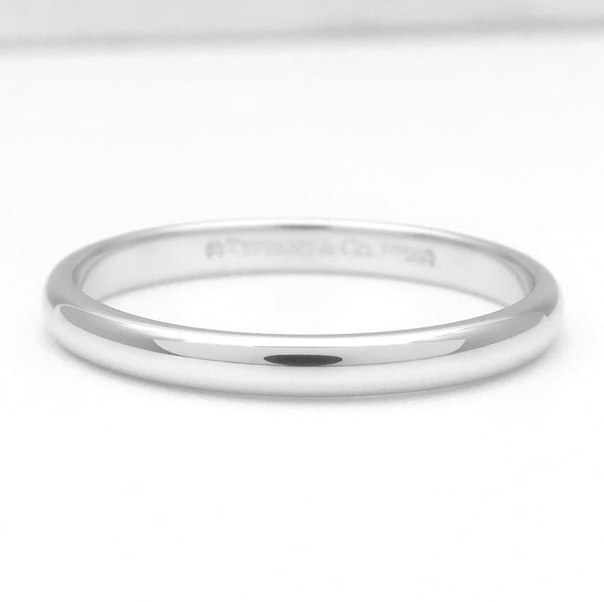 TIFFANY & Co. Forever Platinum 2mm Lucida Wedding Band Ring 5 In Excellent Condition For Sale In Los Angeles, CA